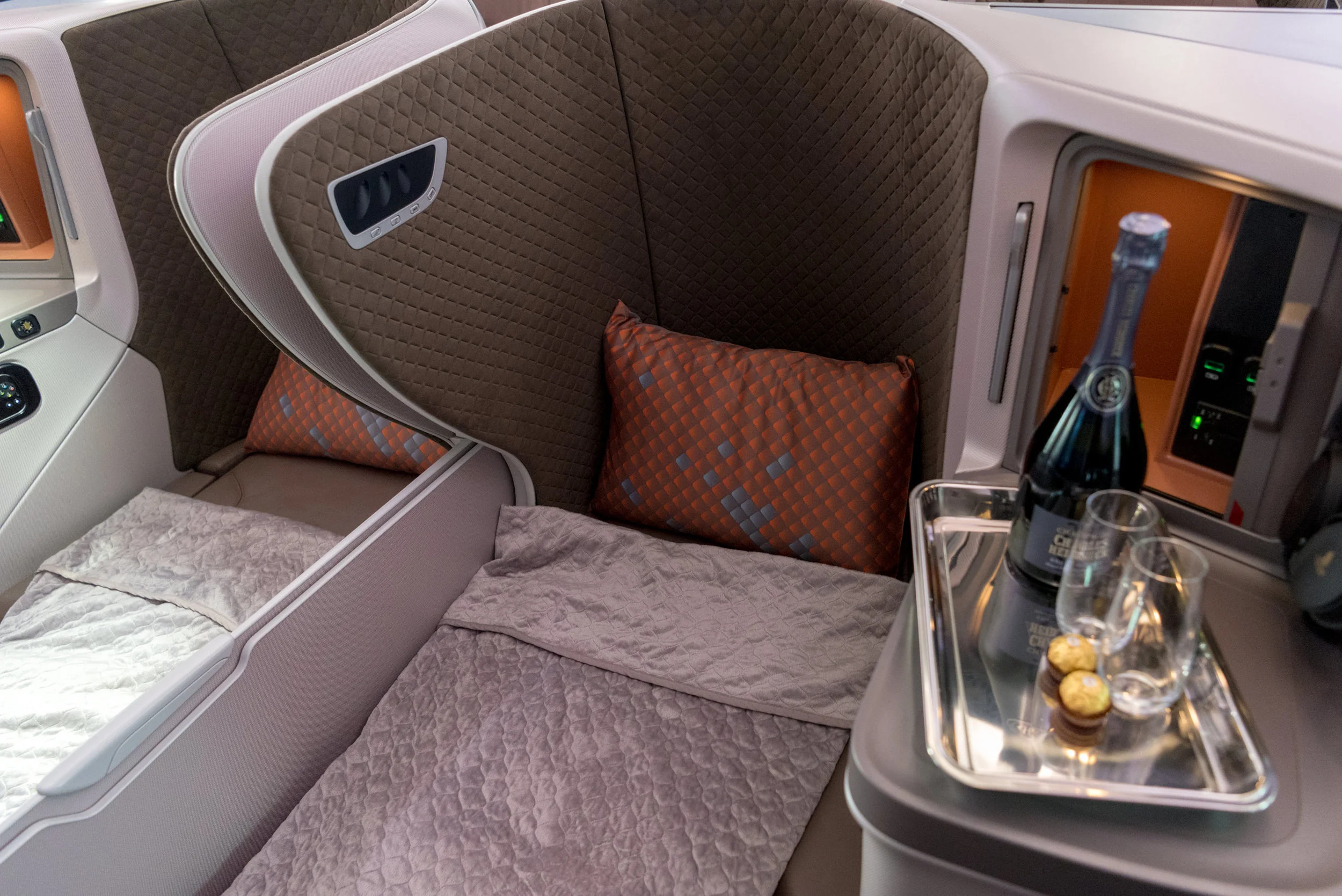 Lie-flat Bed New Regional Business Class (2018) - Singapore Airlines
