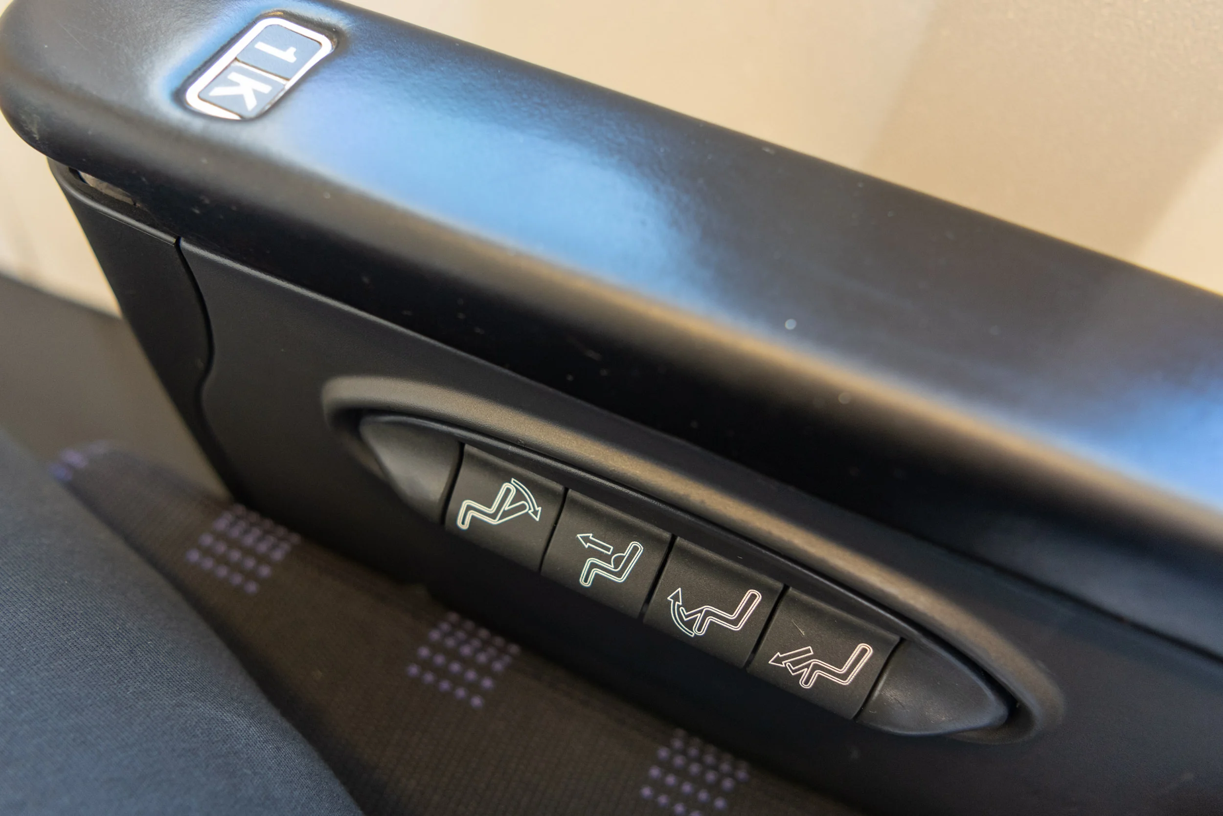 Seat Controls Japan Airlines Business Class JL805 737-800 - NRT to TPE
