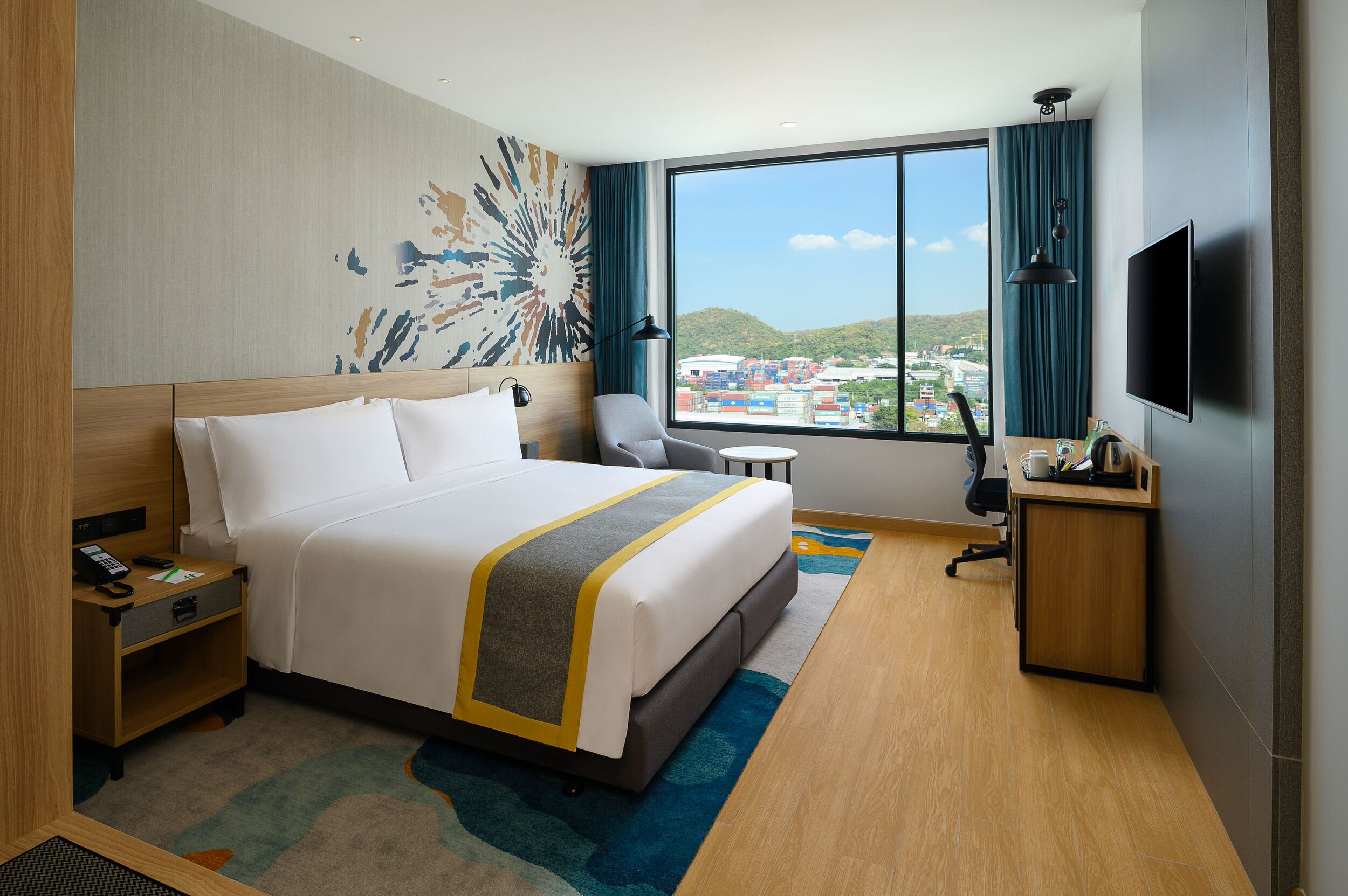 Holiday Inn and Suites Siracha Laemchabang - One King Bed Standard with view_1.jpg