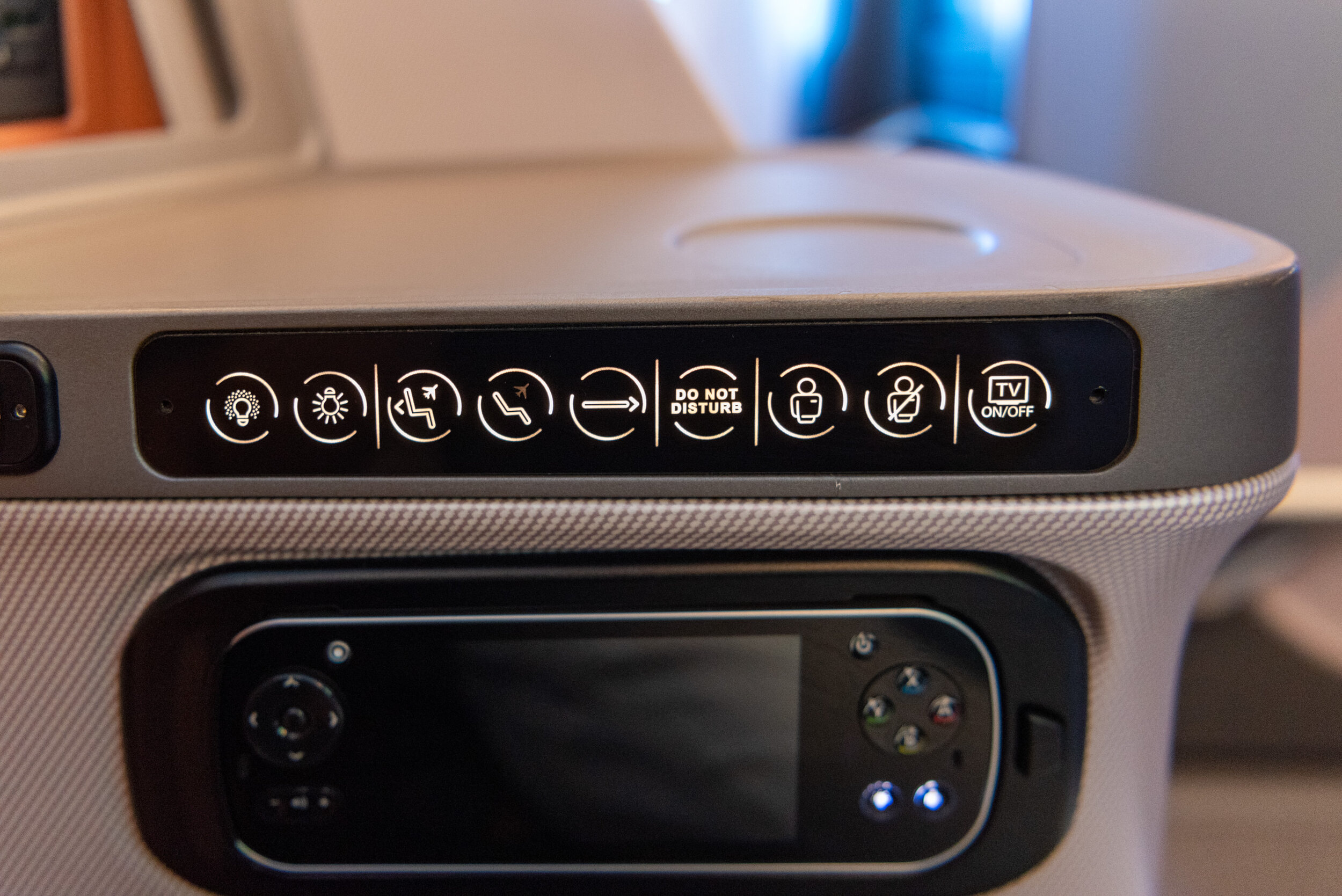 Touch-sensitive Panel Singapore Airlines Business Class SQ877 B787-10 - TPE to SIN