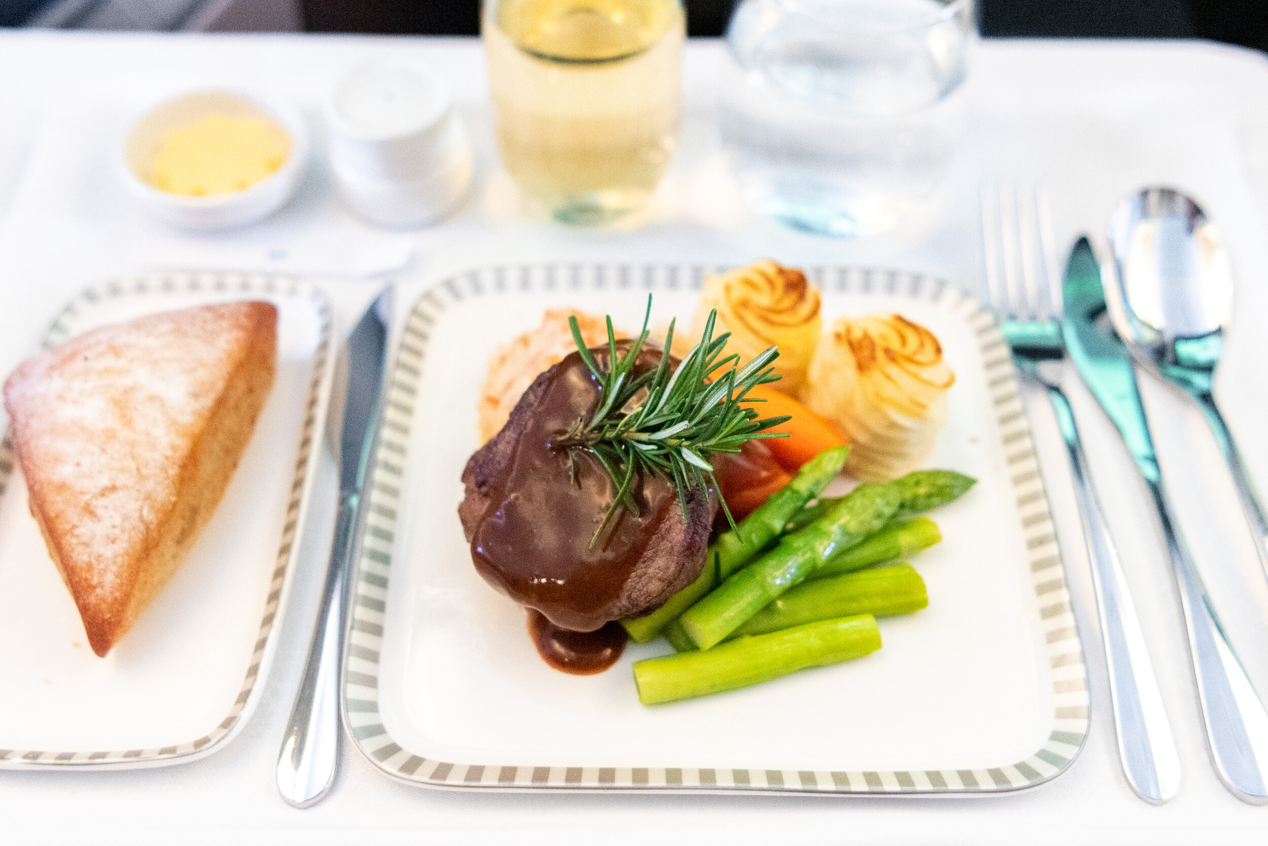 Beef Tournedos on Red Wine Sauce (Book The Cook) Singapore Airlines Business Class SQ877 B787-10 - TPE to SIN