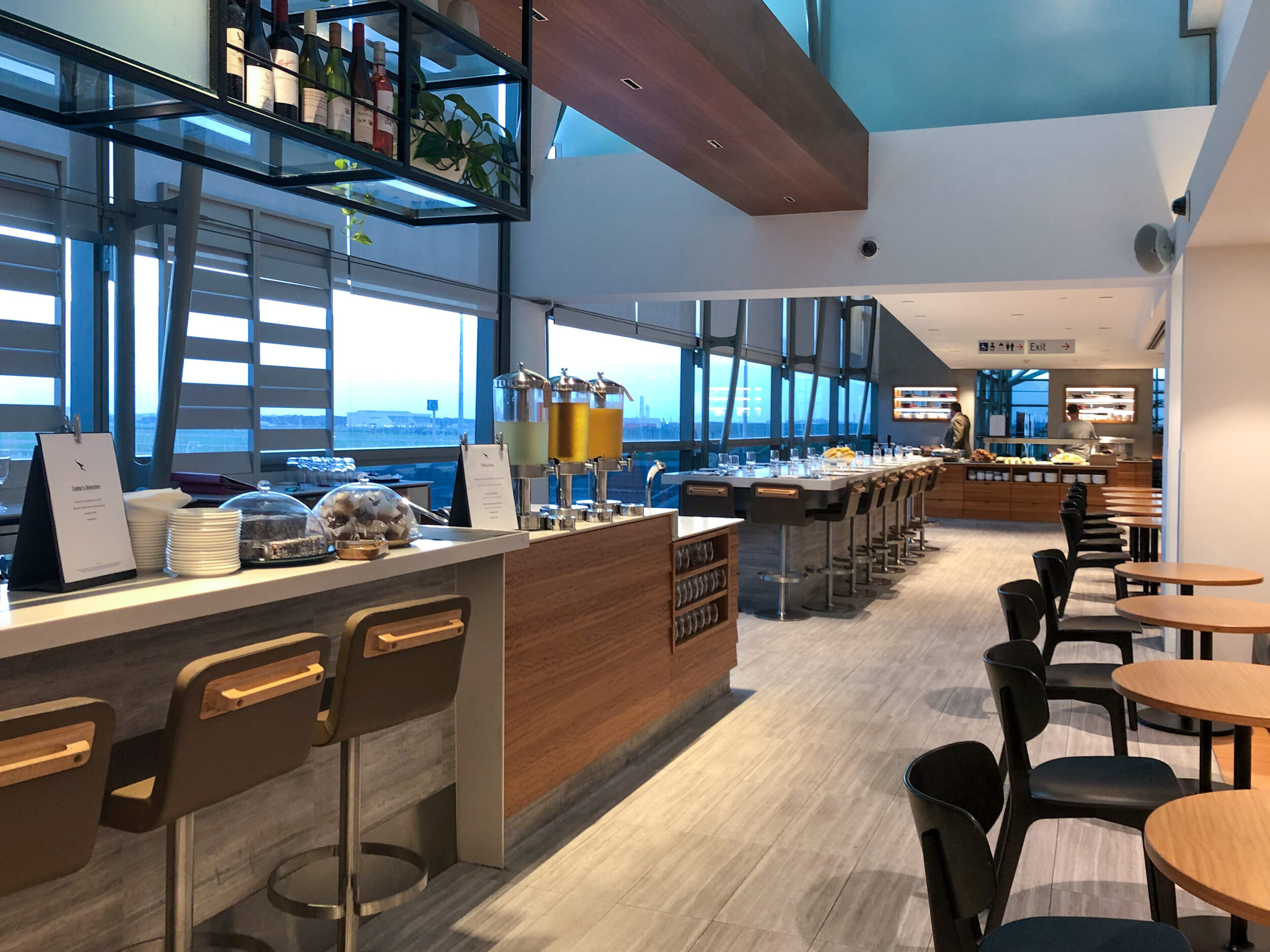 Dining Area Qantas International Business Lounge - Brisbane Airport (BNE)