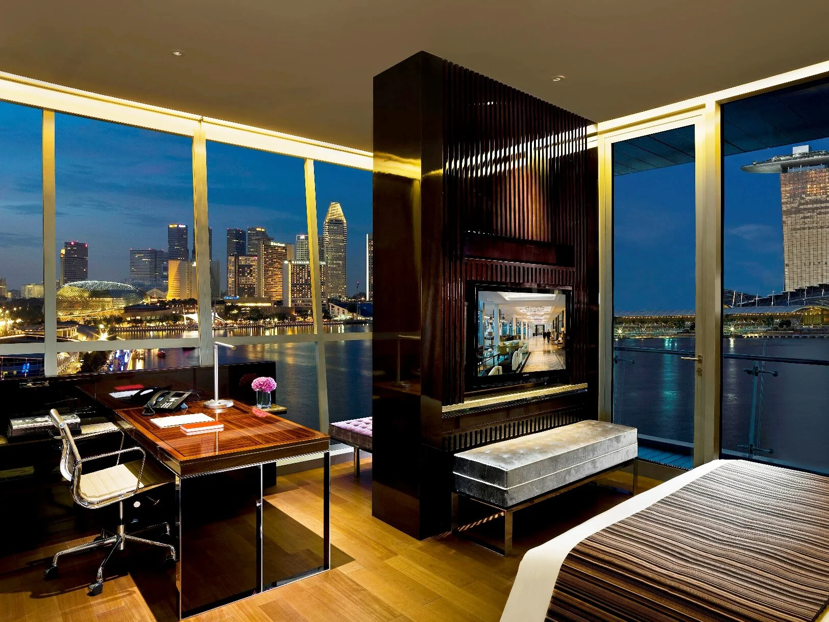Suite Compliments (from S$1,180++ for Two Nights) at The Fullerton Hotel Singapore and The Fullerton Bay Hotel Singapore