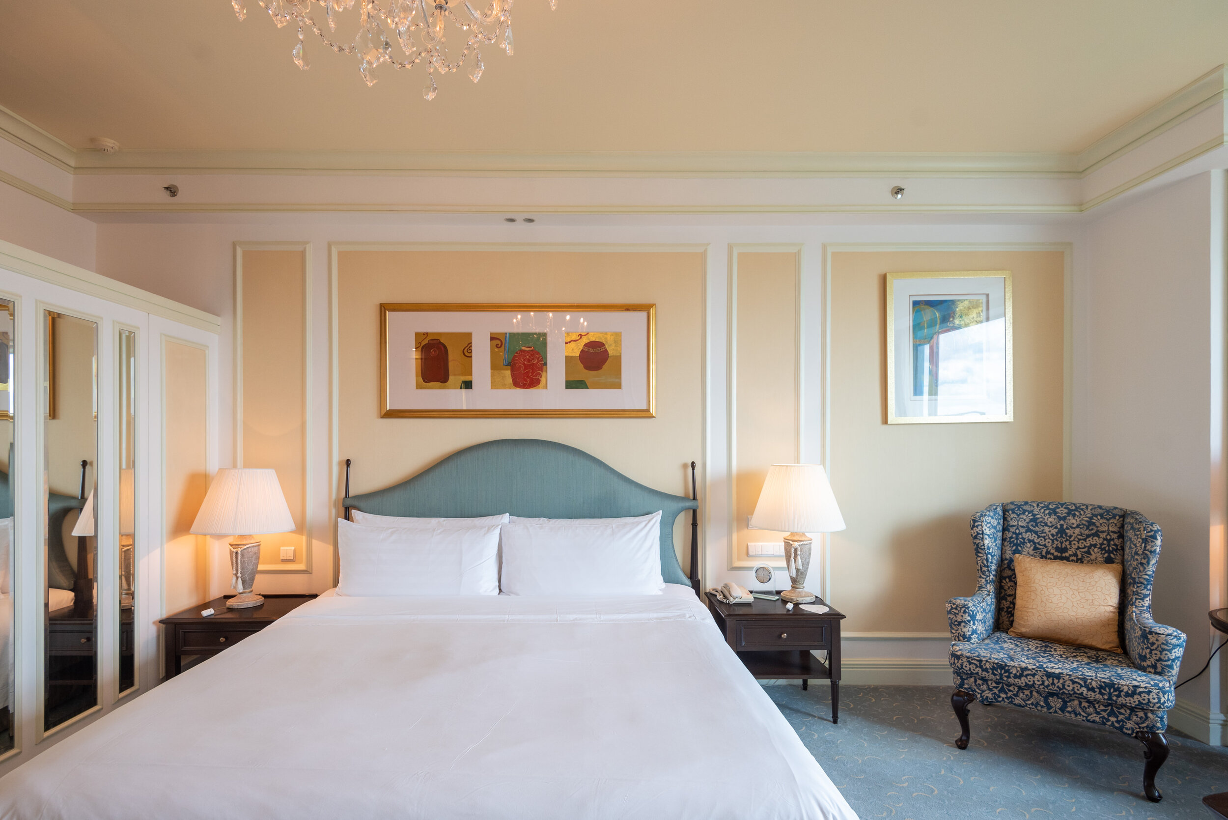 King-size Bed Valley Wing Deluxe Room - Shangri-La Hotel, Singapore