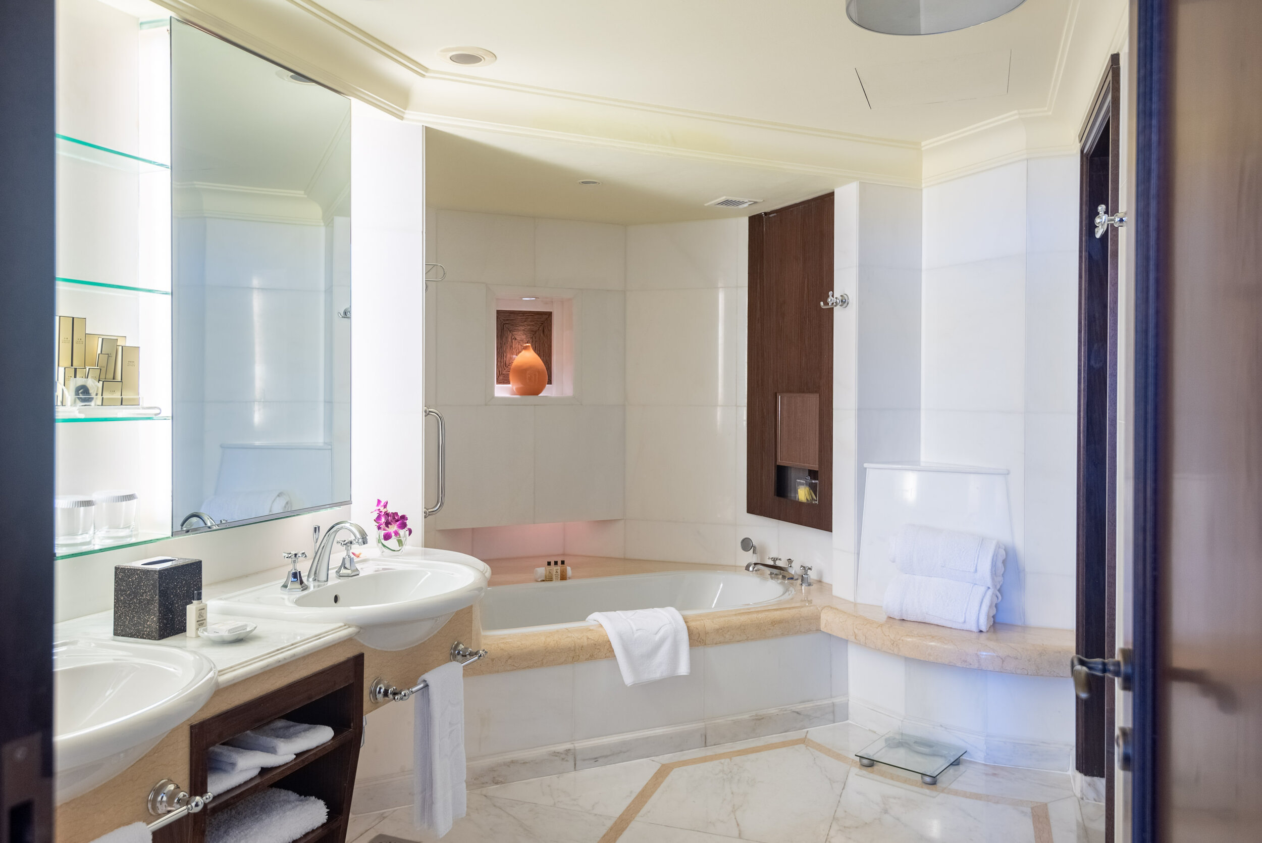 Bathroom Valley Wing Deluxe Room - Shangri-La Hotel, Singapore