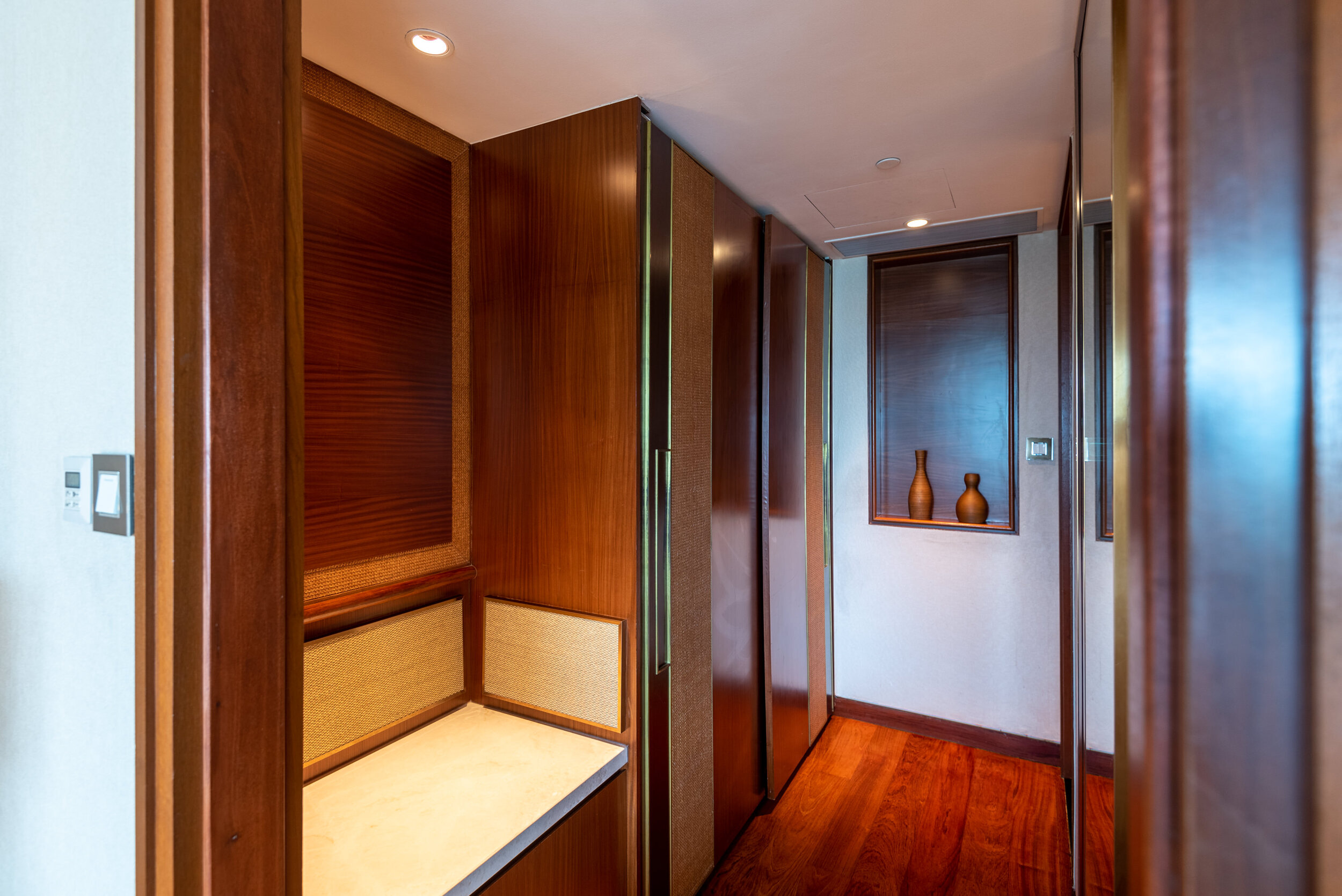 Walk-in Wardrobe Garden Wing One-Bedroom Suite - Shangri-La Hotel, Singapore