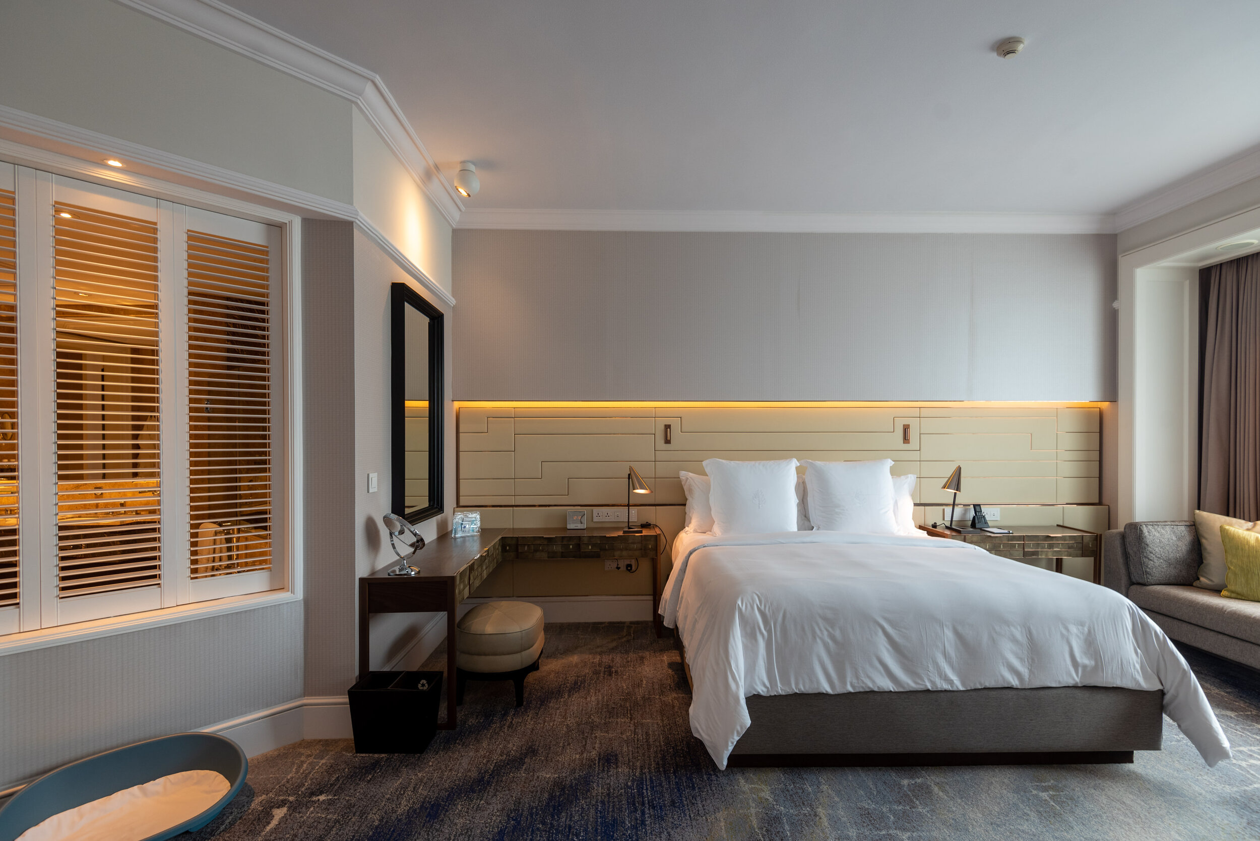 King-sized Bed One Bedroom Suite - Four Seasons Hotel Singapore