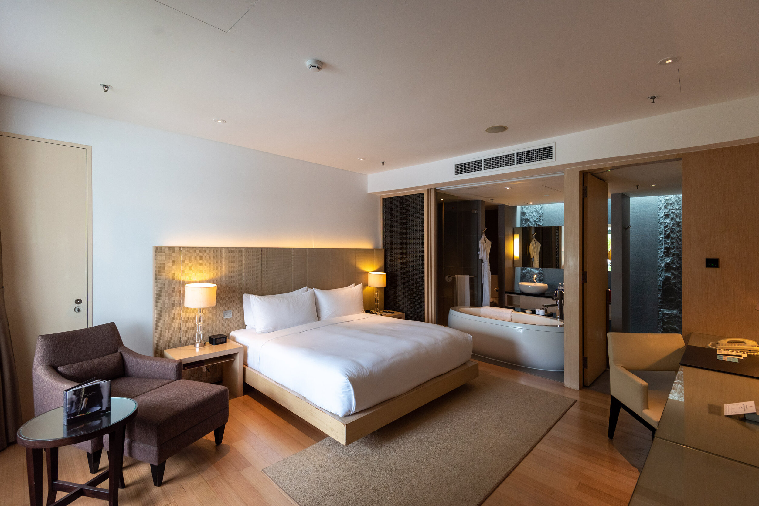 Bedroom Pool Terrace Room - Singapore Marriott Tang Plaza Hotel