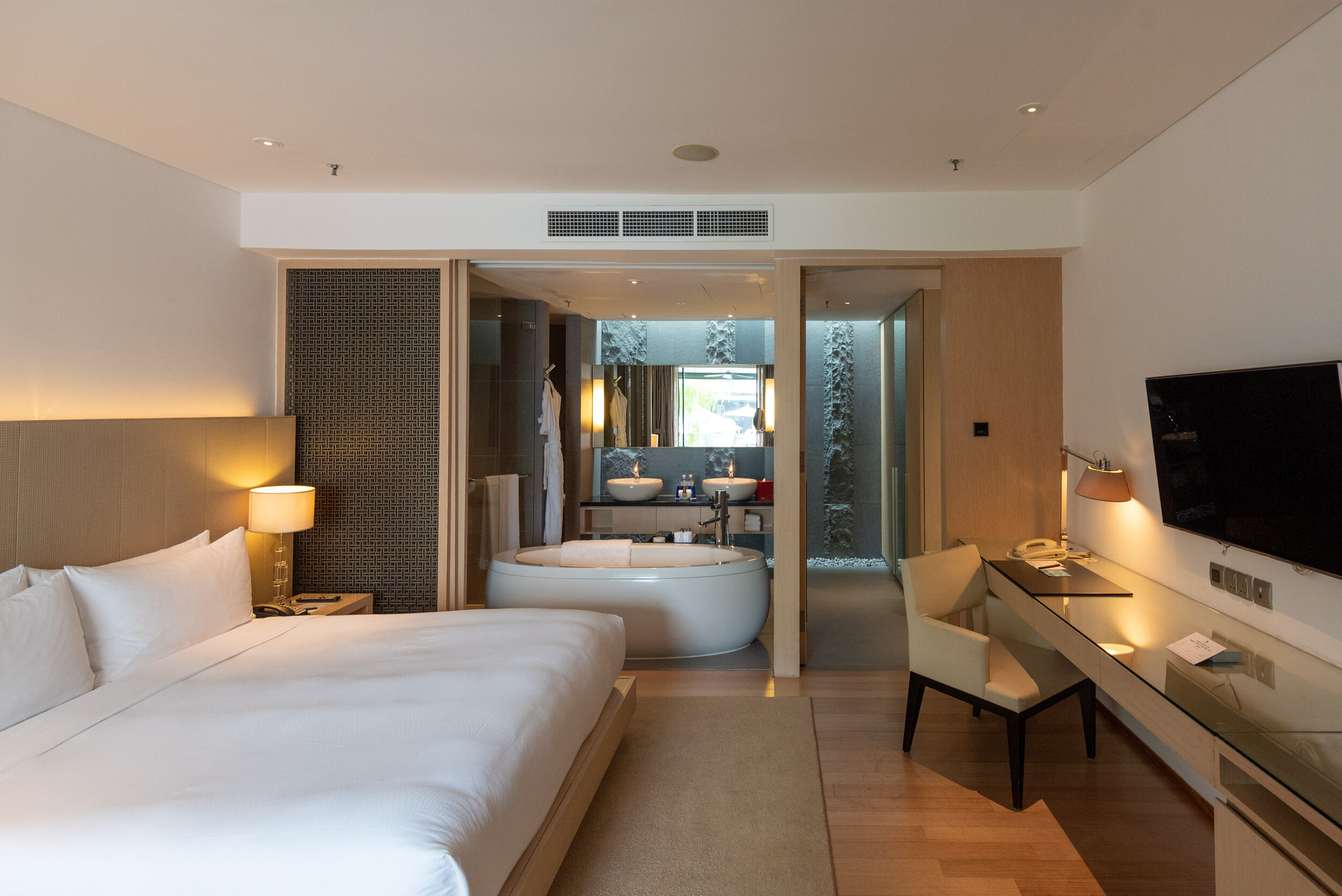 Bedroom Pool Terrace Room - Singapore Marriott Tang Plaza Hotel