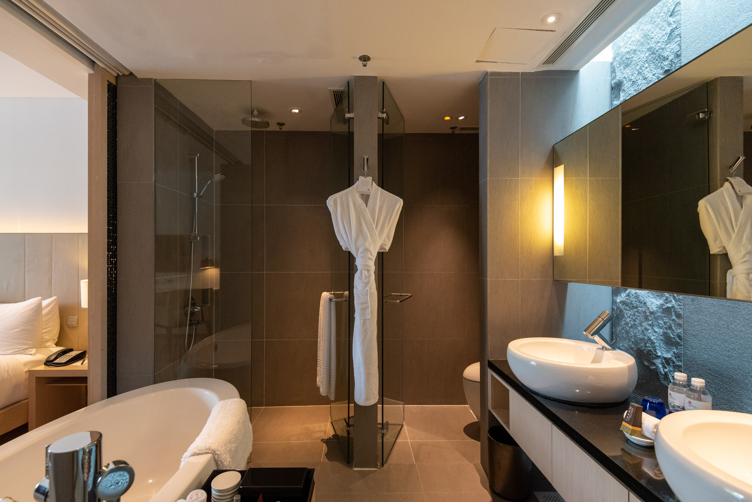 Bathtub and Shower Pool Terrace Room - Singapore Marriott Tang Plaza Hotel