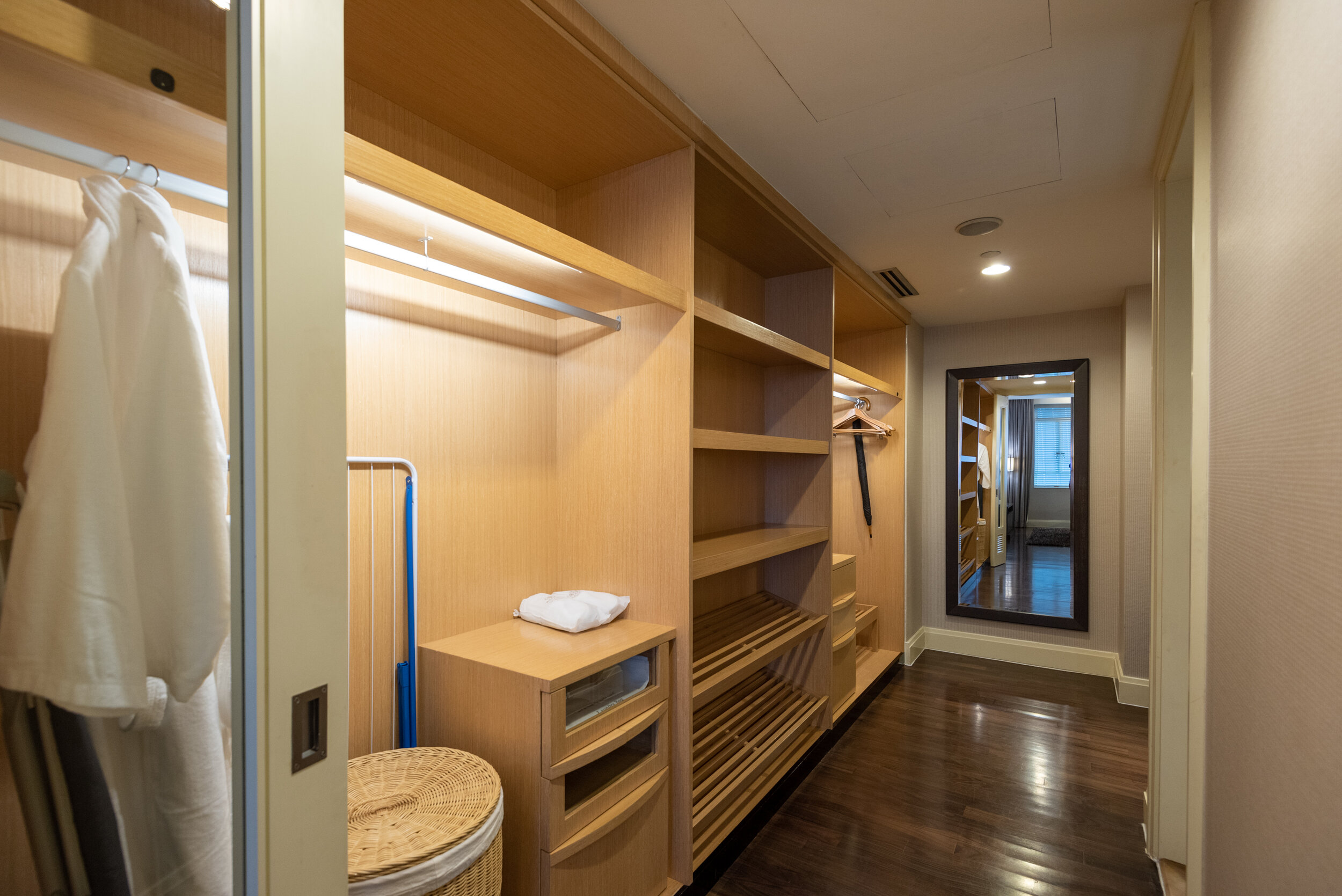 Walk-in Wardrobe Brown Suite - Ascott Raffles Place Singapore