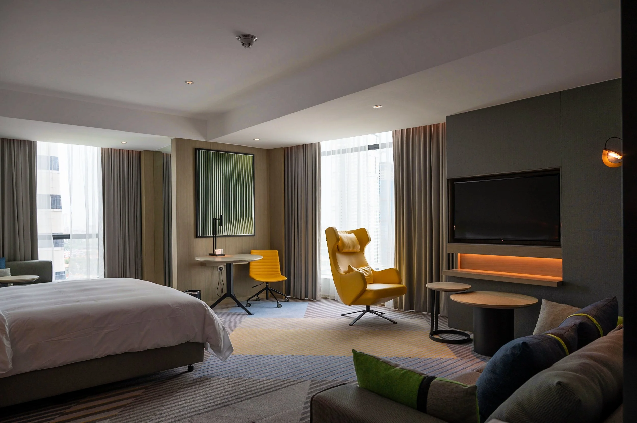 Hotel Review: Holiday Inn Johor Bahru City Centre (King Bed Suite Sea View) - Great Location for Travelers Without Private Transport 