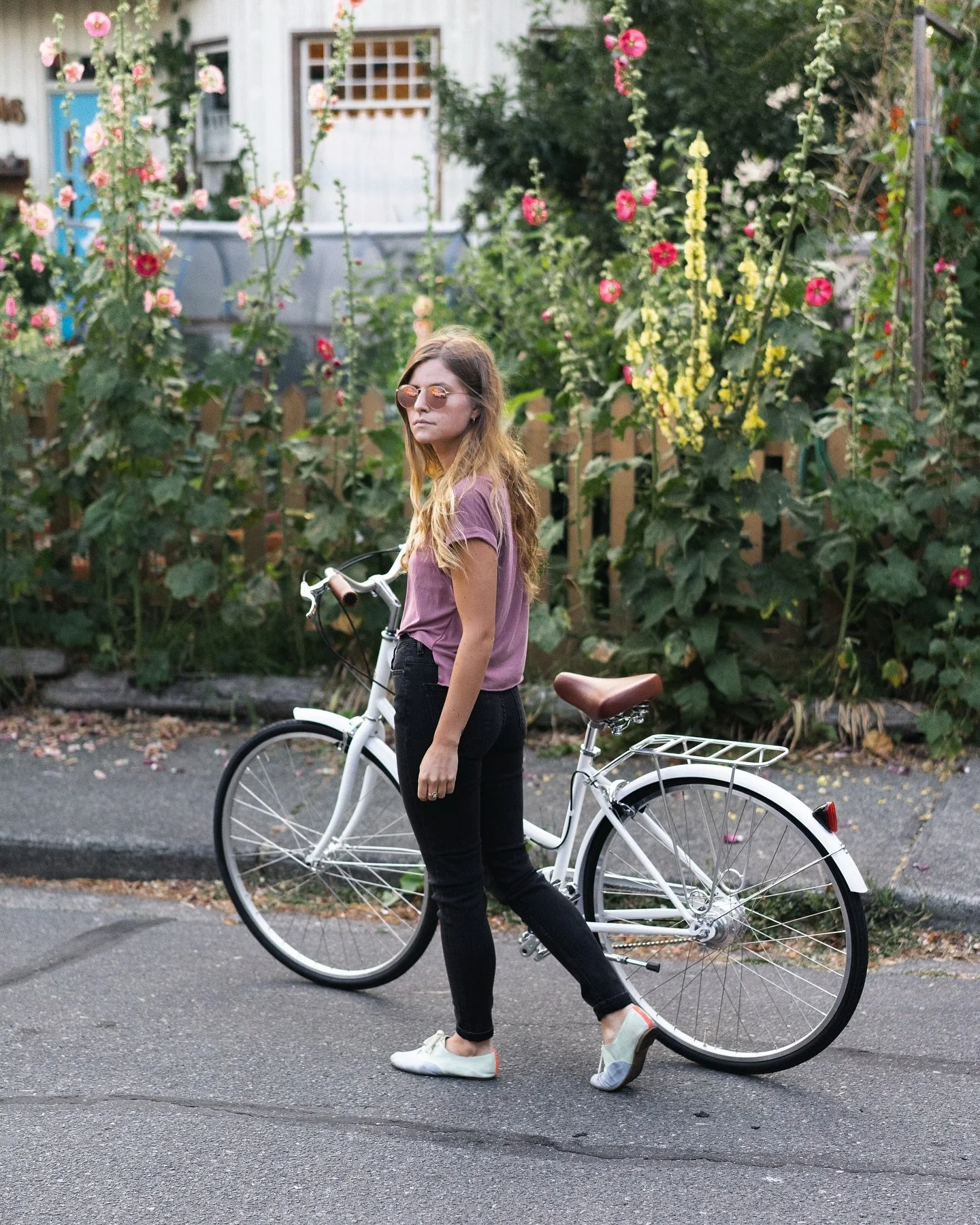 Exploring James Bay neighbourhood in full bloom 🌸🚲 #Jamesbay #dallasroad #SpringRide #stepthrough