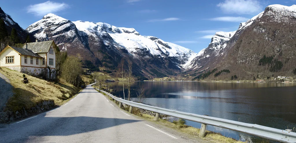 Gaularfjellet, April 17th. Photo by Werner Harstad / Statens Vegvesen.
