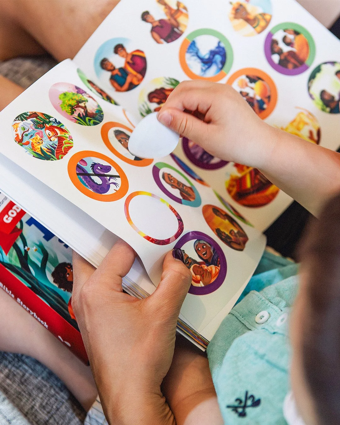 Did I mention our new Family Devotions includes stickers? And who doesn't love stickers! 

&bull;
#godsbigpromises #christianbooks #christianbooksforkids #biblestories #biblestory #childrensministry #creativechurch #kidschurch #christianbabybooks #je