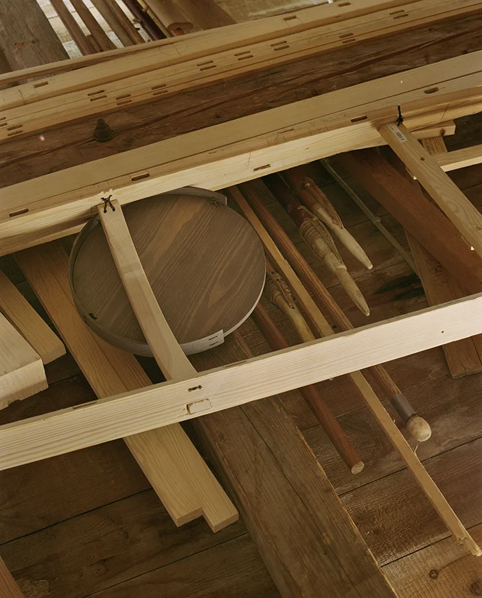 KNOT. 3901 — Thomas Lauge Laarseeraq Julius Denis Berthelsen Boassen &amp; LeviSarha. With the help of the Nuuk Kayak Building Workshop — Nuuk 2017 Photo: ©Émile Barret / Hors Pistes