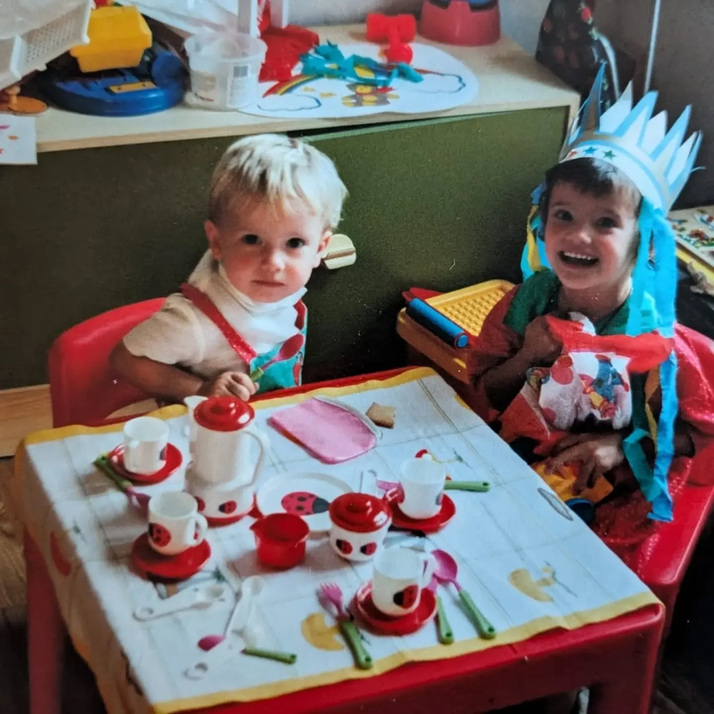 Celebrating since 1986 🥳
Nu al, of eindelijk, 40. Verjaren vond ik altijd al bijzonder tof 🤸 
Een selectie van verjaardagsfoto's doorheen de jaren. Ik tel mijn zegeningen en de mensen die al meevierden de afgelopen 40 jaar.