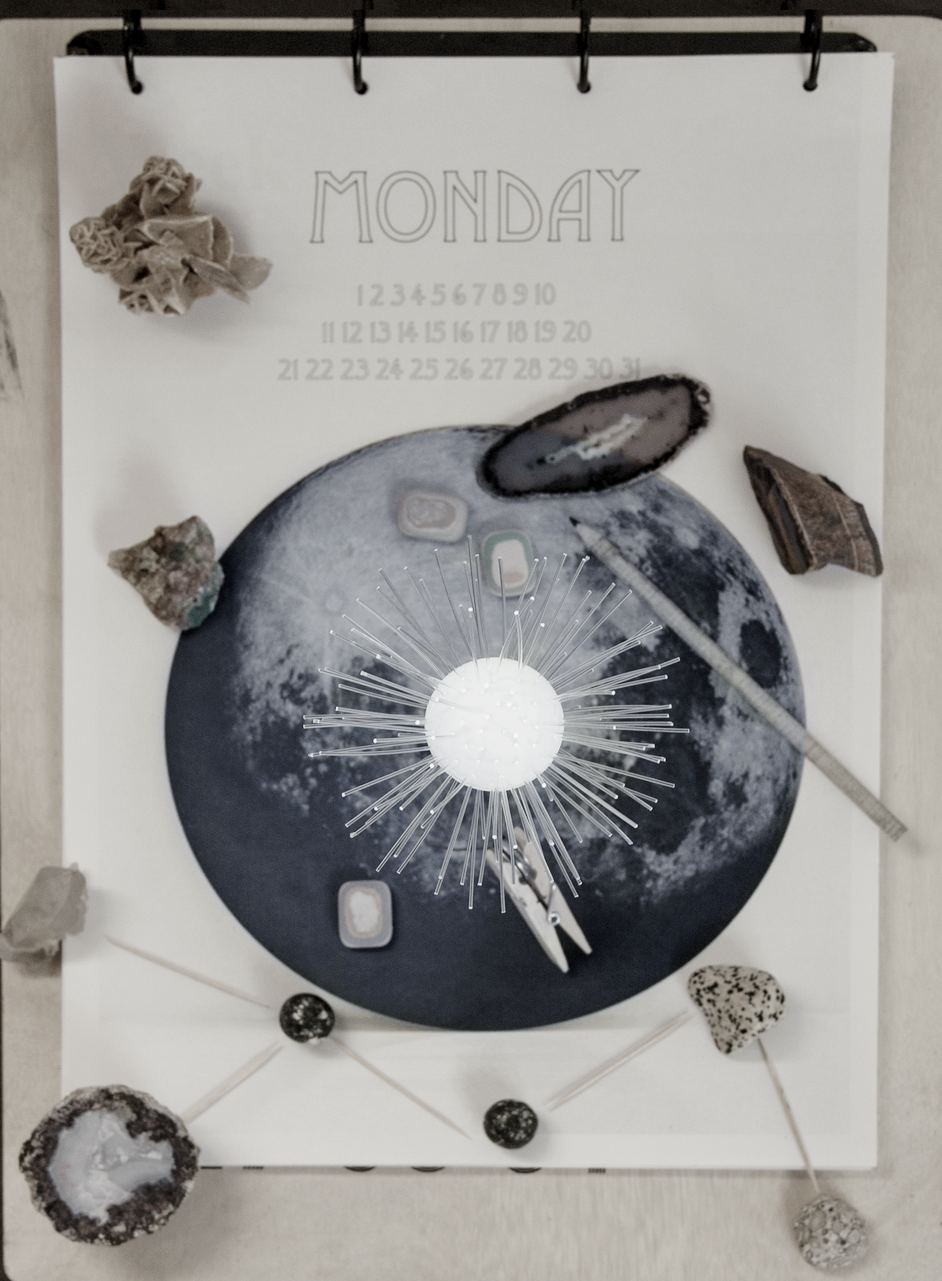 Homemade kalender van StyleCookie.nl, D.I.Y lamp met wasknijper van Lichtbloem , Edelstenen van Geomine , Gummetjes van Hay , Potlood van