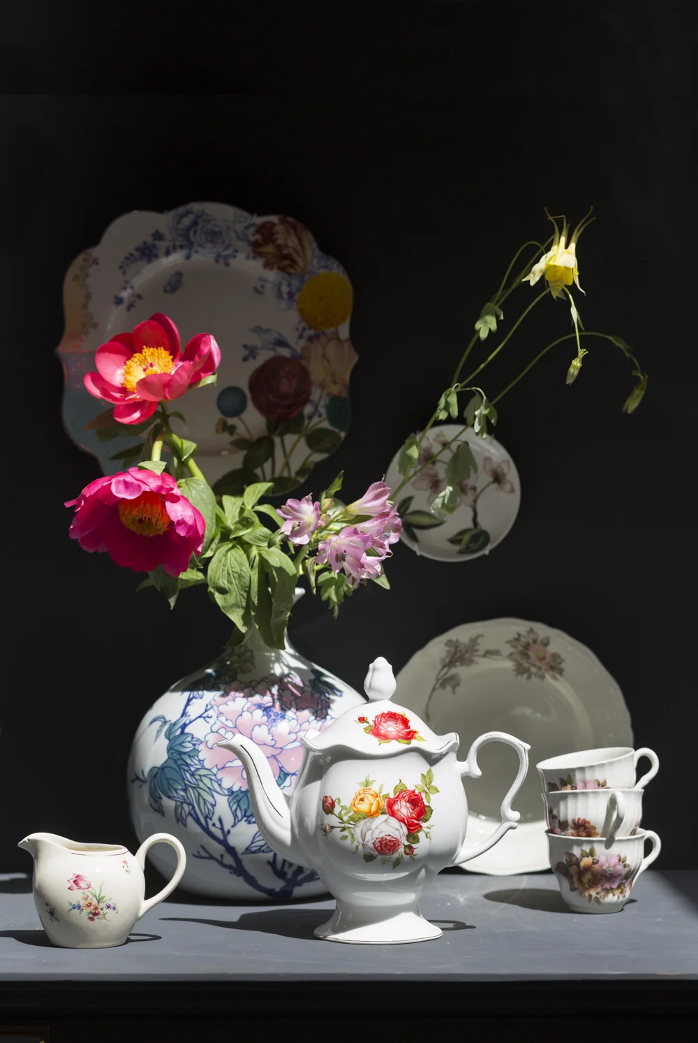 Melkkannetje ( eigen), Vaas met bloem ( &Klevering ), Theepot ( & Klevering), Bord aan de muur ( Pip ), Klein schoteltje ( Zara Home), Antiek bord (Eigen), Kopjes ( Eigen)