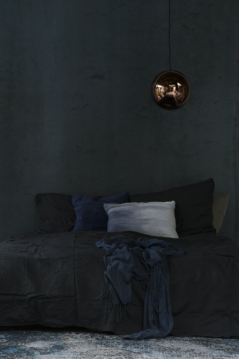 Kleed 'HK Living' via Villa Jipp , Linnen beddengoed van H&M Home , Geweven kussen van Winter in Holland , Blauw effen velours kussen van H&M Home , Donkerblauw plaid van Deense Dingen , Koperen lamp 'HK Living' via Villa Jipp