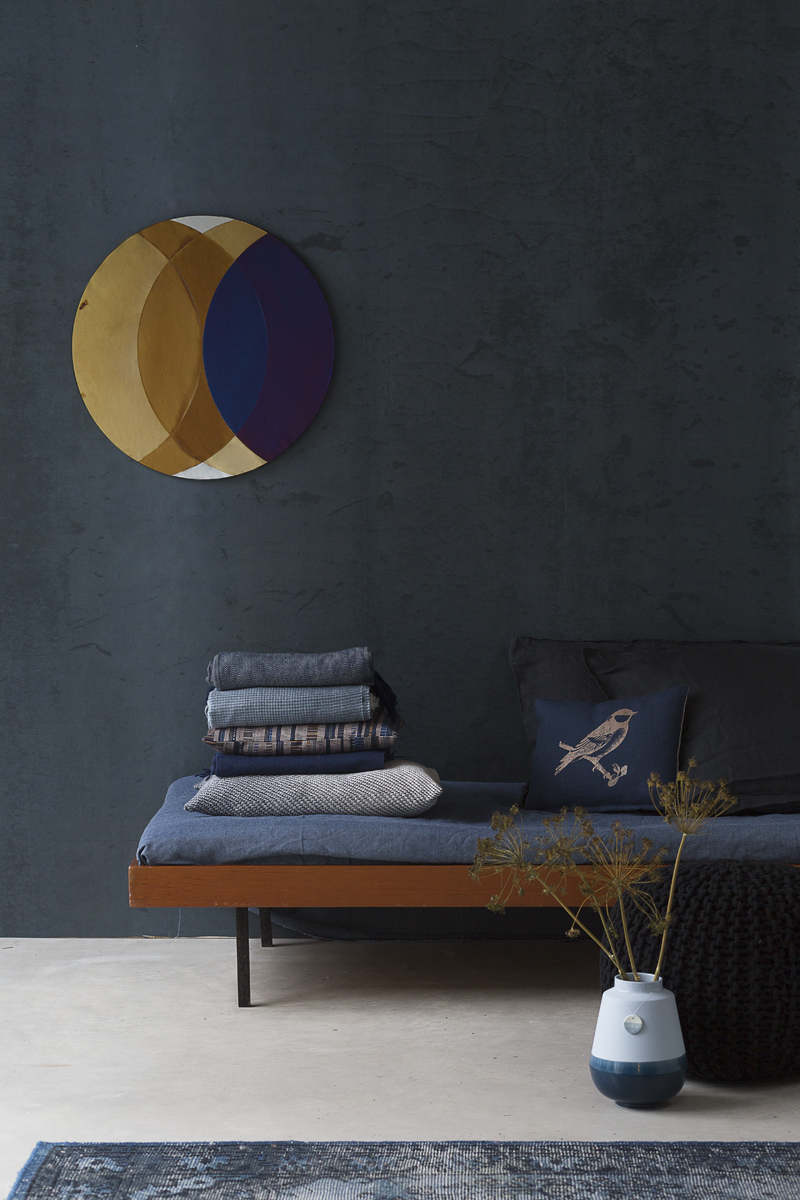 Stapel op vintage daybed van boven naar beneden; Villa Jipp , Winter in Holland , Store without a Home , Deense Dingen , Winter in Holland , Kussen met vogel van Store without a Home , Zwart kussensloop van H&M Home , Vaas van Elke van den Berg , Spiegel op de achterwand van 'Lex Pott' via Transnatural , Gebreide poef van Deense Dingen , Kleed 'HK Living' via Villa Jipp