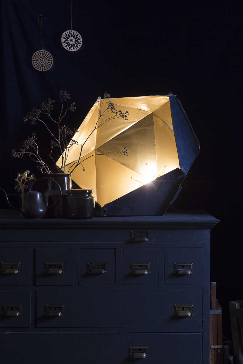 Ladenkast eigen, Lamp van Ikea gecustomised, Ronde hangers van Housedoctor , Potjes & gieter eigen
