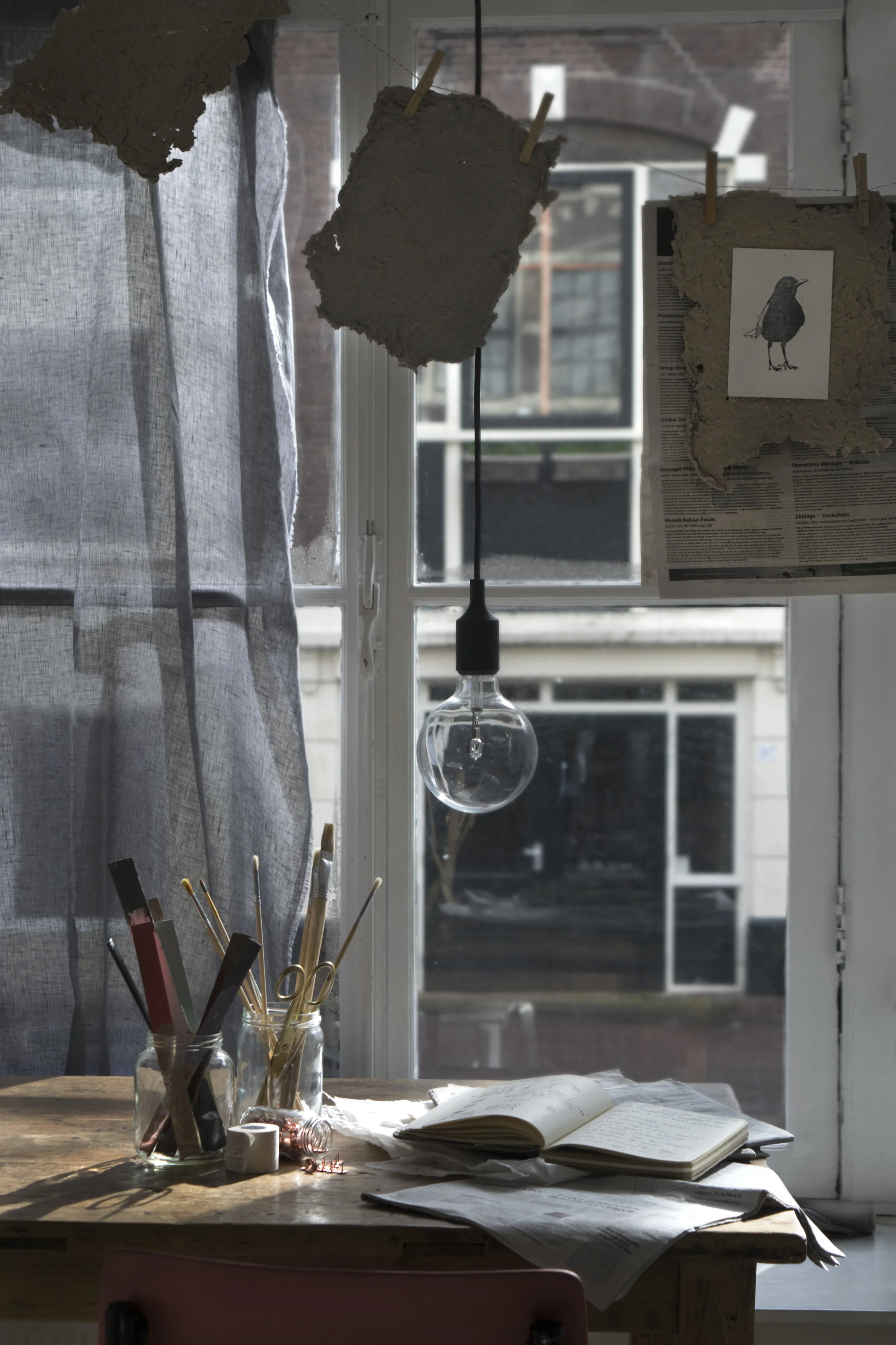Stof ( evertgroot.nl ), papier aan waslijn,(afval Spuistraat, Amsterdam) krant (afval Herengracht, Amsterdam), anzichtkaart vogel ( agalab.nl ), hanglamp ( muuto.com ), Glazen potten (afval Singel, Amsterdam), houtstaafjes met verf, penselen, schaar, tape, punaises (eigen bezit), kranten (afval Herengracht, Amsterdam), notitieboekje (eigen bezit), tafel ( kieveen.nl ), stoel (unique pieces by stylecookie.nl )