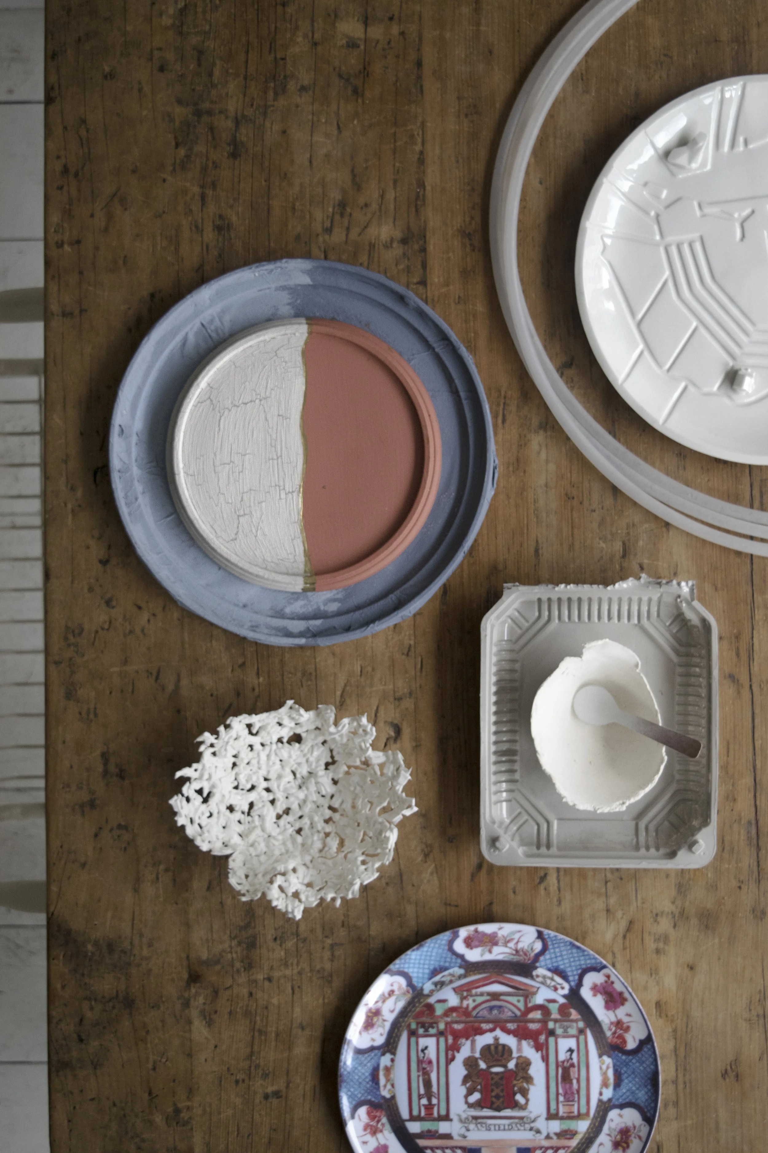 Eetkamerstoel ( rataplan.nl ), tafel ( kieveen.nl ), blauwe bord, grijs/roze bord (afval Singel Amsterdam), plastic snoer (afval Jacob Bontiusplaats, Amsterdam), city plate Amsterdam ( studiolorier.com ), plastic schaal wit (afval Spuistraat, Amsterdam), licht grijs bakje (afval Nieuwendijk, Amsterdam), gebroken wit bakje en houten lepel (afval stylecookie.nl ), melamine bord Amsterdam ( levering.nl )