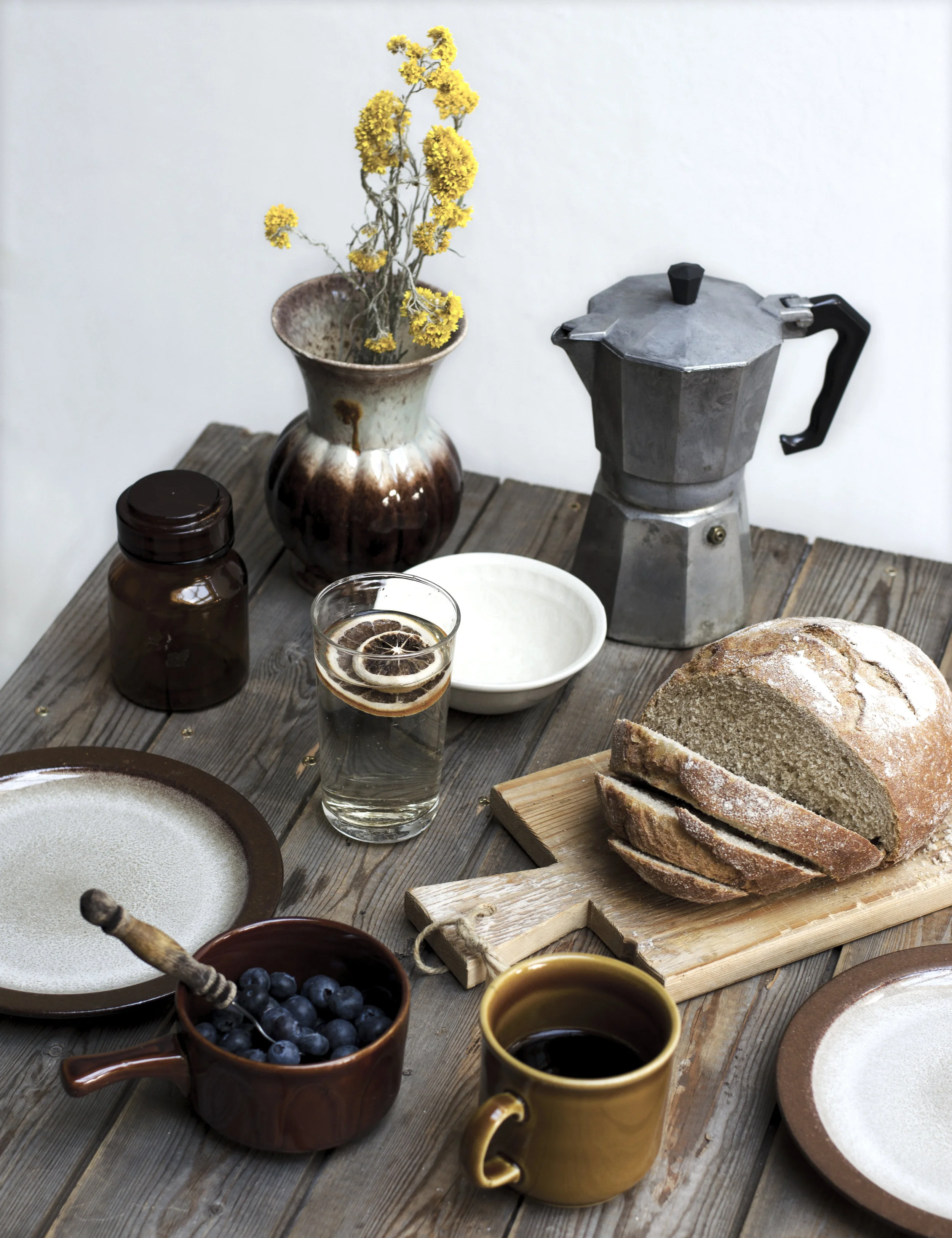 Gedroogde bloemen: Eigen, Vaasje: Kringloop Werk in Opdracht , Percolator: Kringloop Rataplan , Apothekerspotje: Kringloop Snuffelmug , Witte kom: Kringloop Rataplan , Glas: Eigen, Snijplank: Kringloop Rataplan , Borden: Kringloop Wawollie , Bruin kommetje: Kringloop Rataplan , Lepeltje: Kringloop Rataplan , Mok: Stichting Kringloop Leerdam