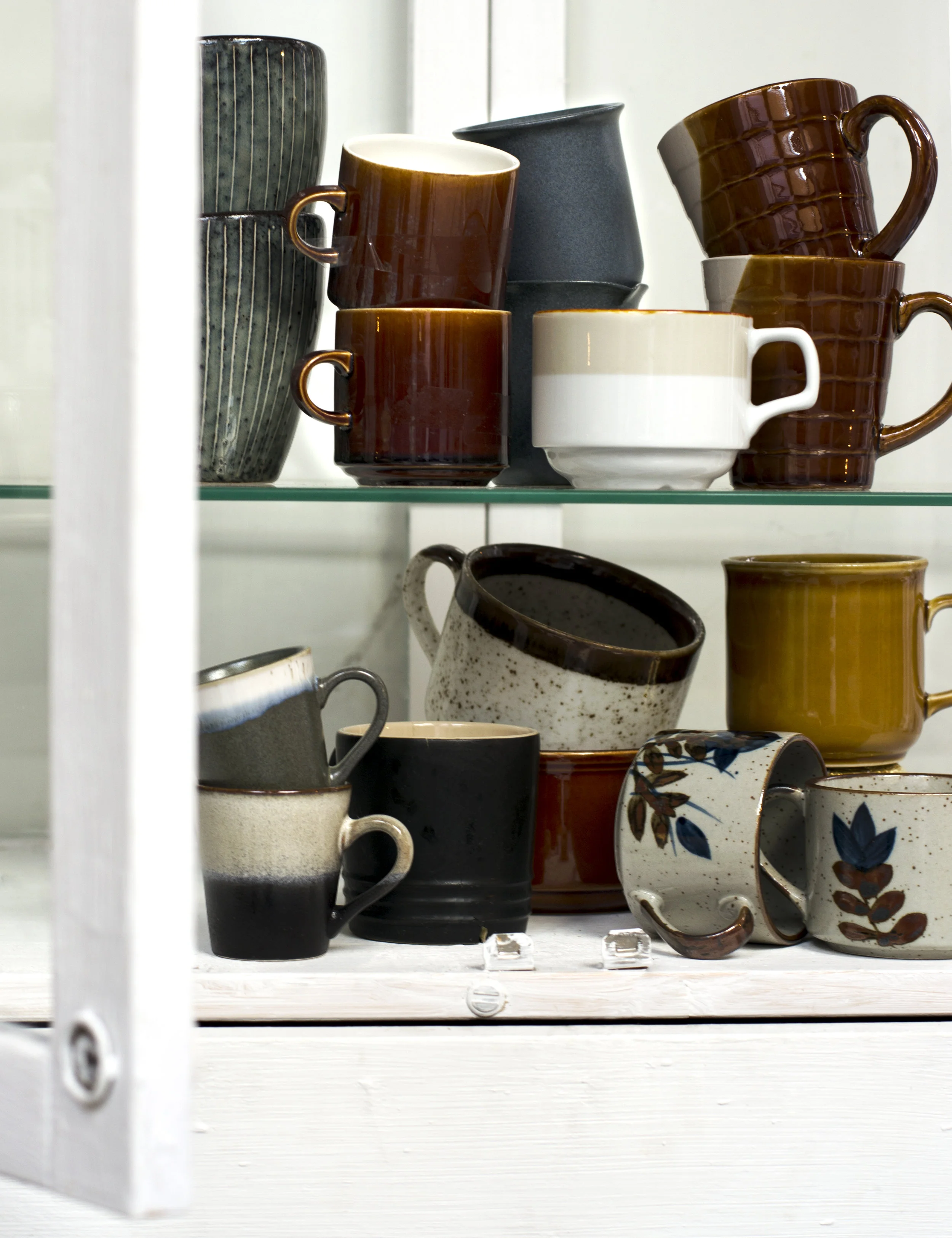 Blauwe mokken: Kringloop Snuffelmug , Kleine bruine mokken: Eigen, Blauwe mokken: Kringloop Rataplan , Bruin/ grijze mokken: Vakantie souvenir, Witte mok: Eigen, Bruin/ witte mok: Kringloop Rataplan , Gele mok: Stichting Kringloop Leerdam , Espressokopjes: HK living , Zwarte mok: Eigen, Bruine mok: Kringloop Rataplan , Mokken met bloem: Kringloopmania