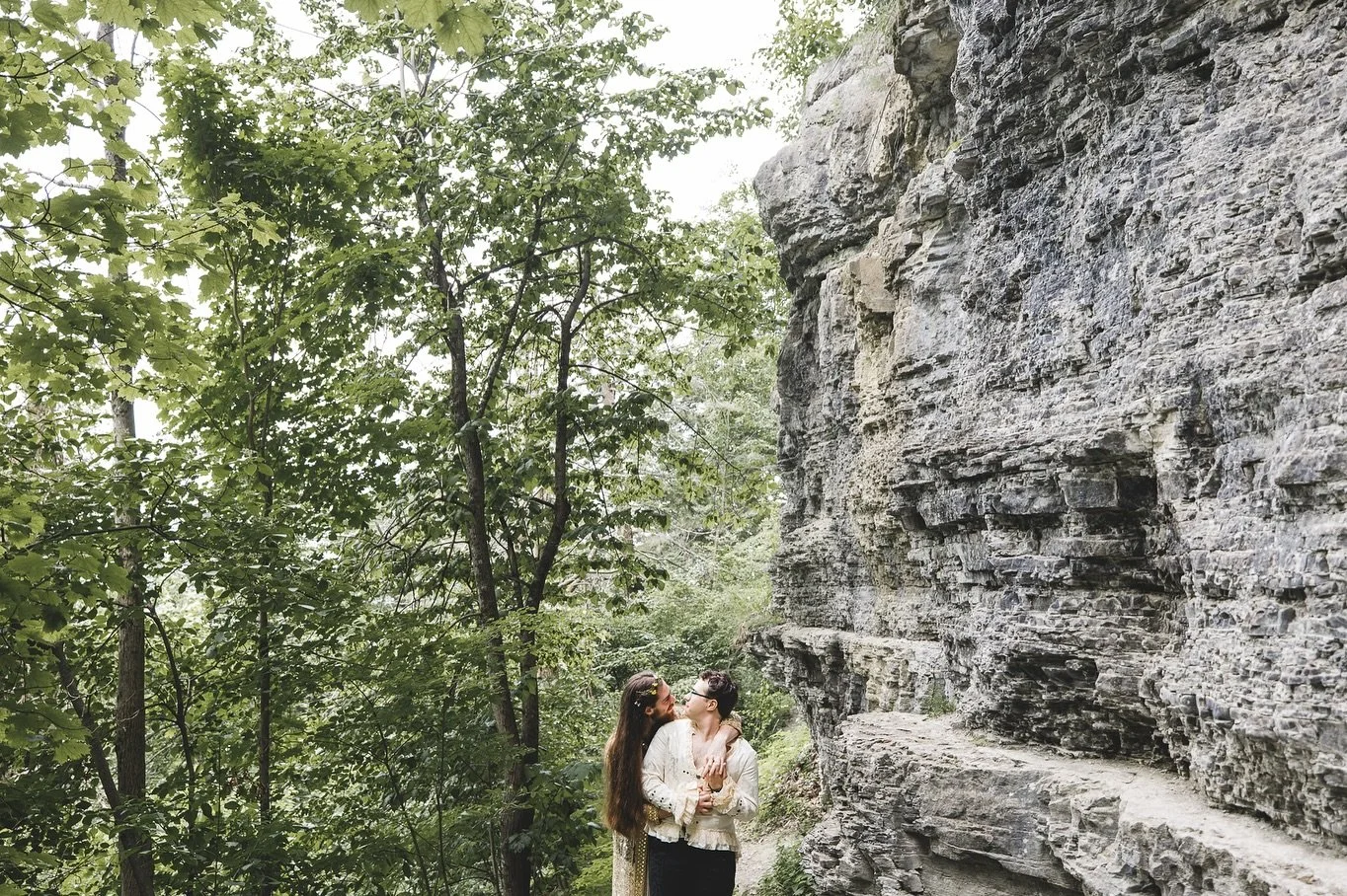 I need a man who&rsquo;ll take the chance
On a love that burns hot enough to last
So when the night falls
My lonely heart calls

Catering: @healthycafecateringco 
Violin: @taniasusimusic