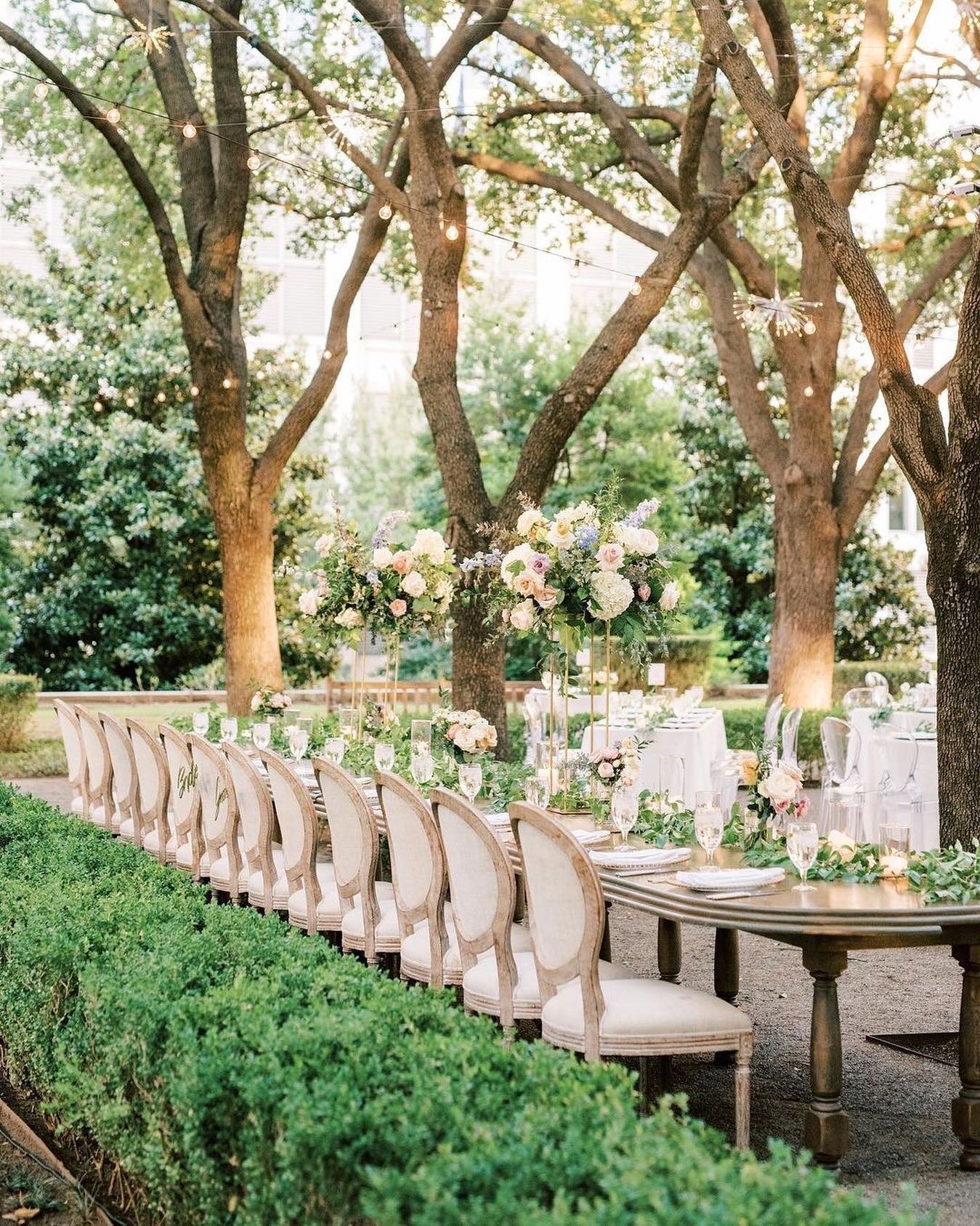 From garden fairy tales to an outdoor oasis, we love planning it all with our brides- and grooms-to-be. 

📸: @katemcleodstudio