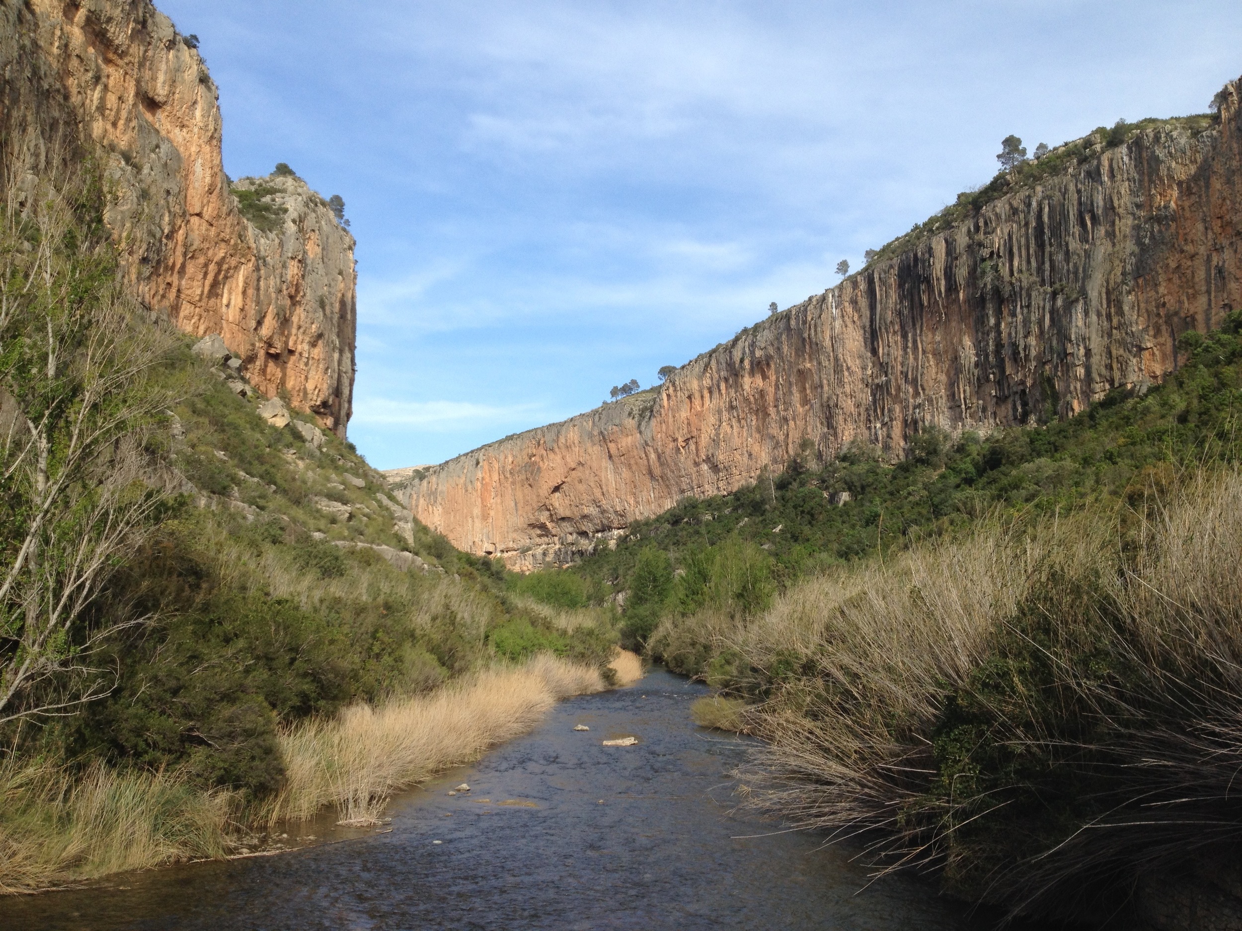 The second gorge of Chulilla. 15 minute walk-in from the car. We've been spending most of our time on the right hand side of the gorge due to shade.