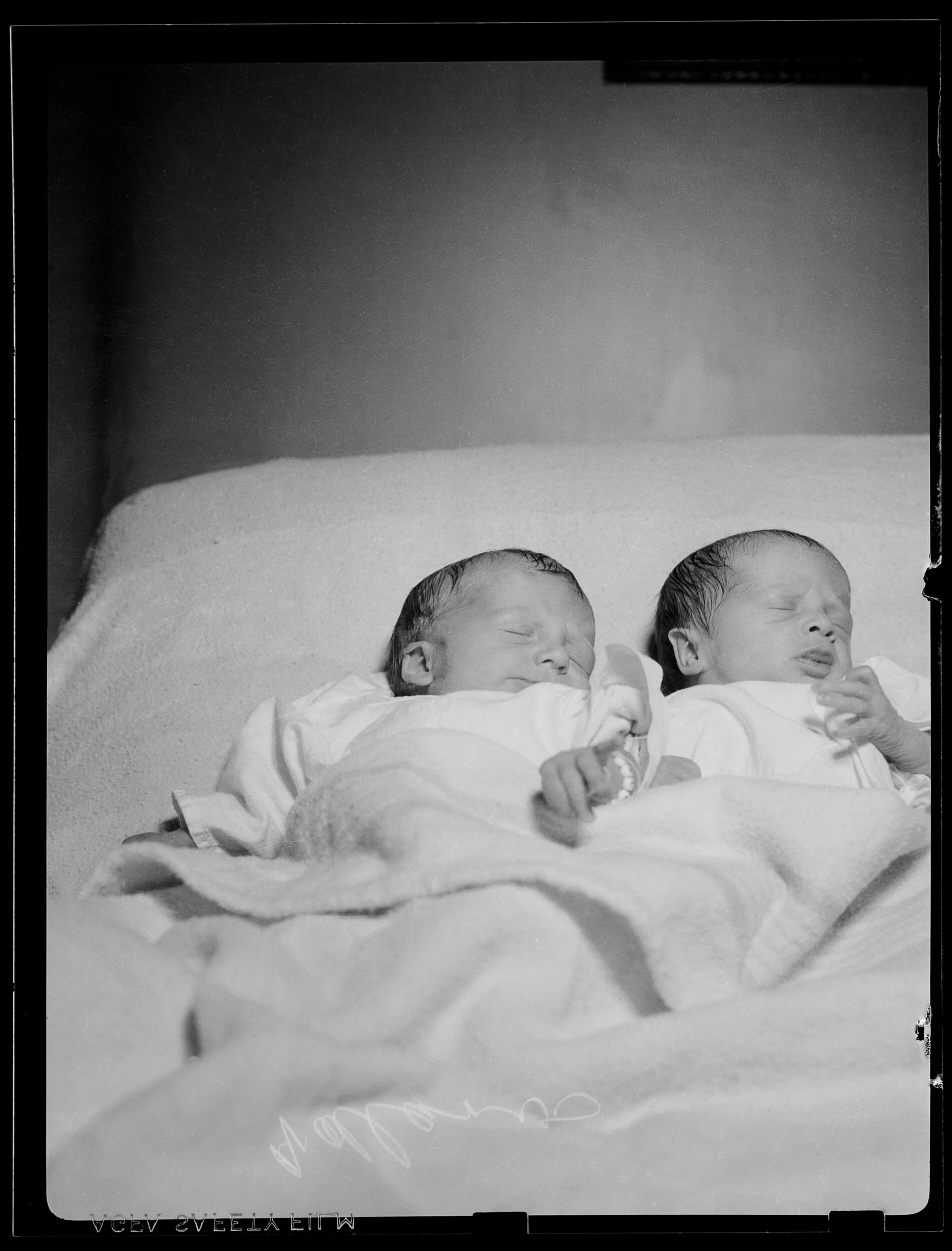 twins infant sleep_1 1.jpg