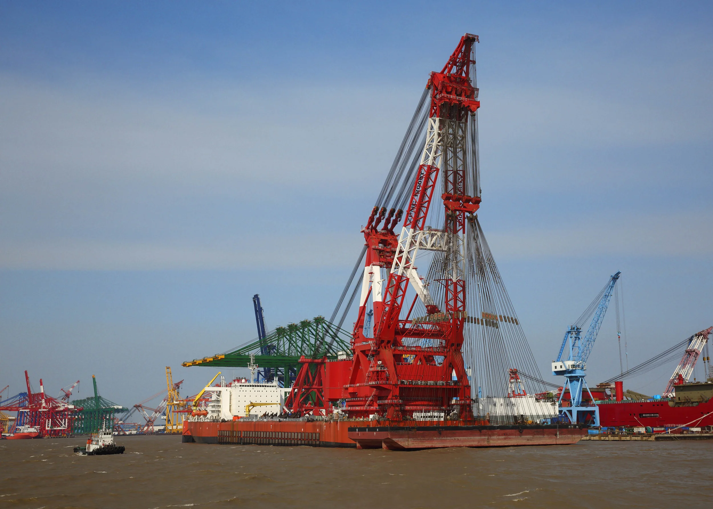 The Zhen Hua 30 performing actual lift test on January 26, 2016