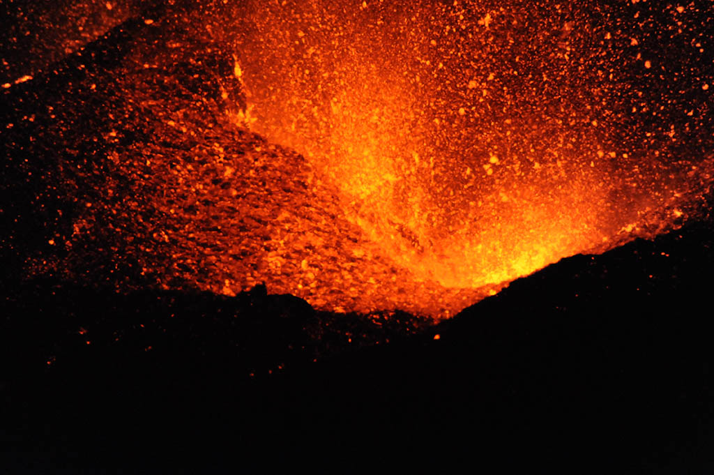  Eruption of Eyjafjajokull volcano in Iceland Photo: Meg Weston, April 2010