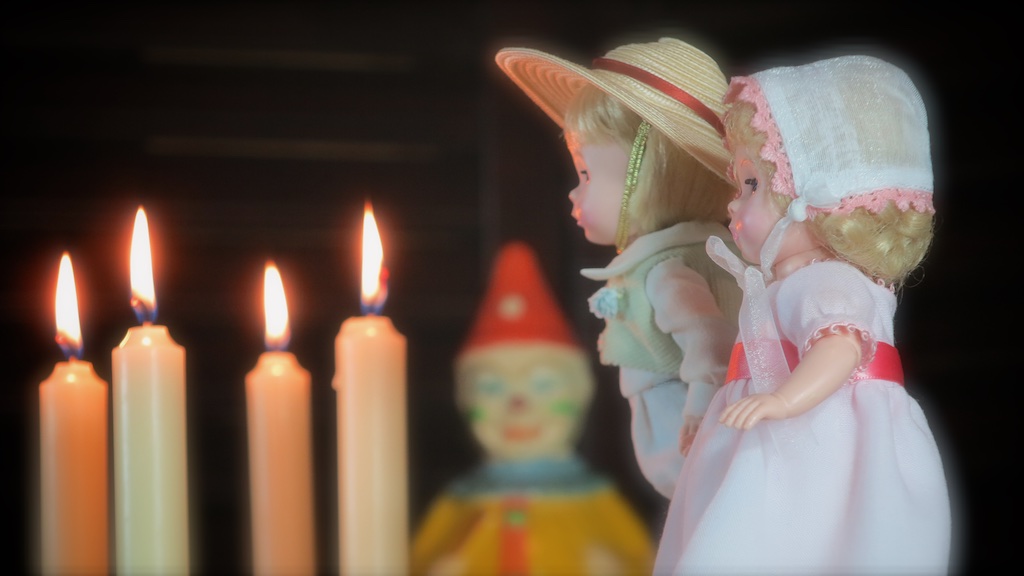 On arrival to the ship L'Armond , the Littlest Ghosts realize they will be traveling with vampires. What to do now to stay safe - there's no turning back now that they are now banished from The Gardens!