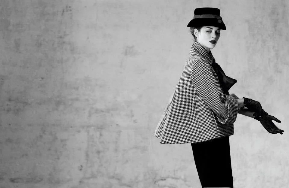 Dior houndstooth short jacket with "fly away" back and black wool pencil skirt - From the 1948 spring collection.