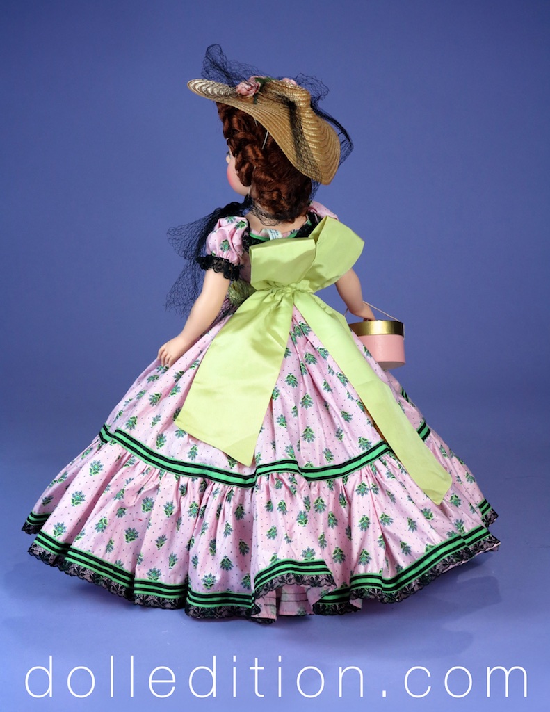 The dolls of the Glamor Girls series are 18" tall. The dolls are also walking dolls. This was a very important new feature at the time. The large straw hat is trimmed with roses and black millenary veiling.