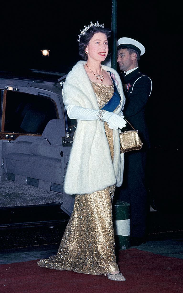 Queen Elisabeth 1965. Queen Elizabeth did extensive world tours in 1965 and 1966, including the United States 1n 1966.
