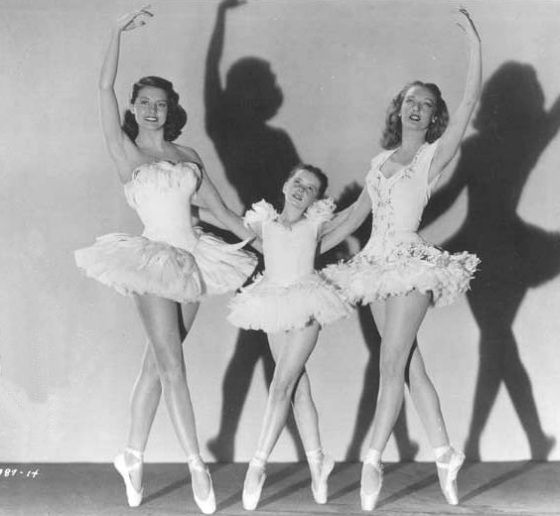 39473f033d34aa7d4b6bd874afa7aba0--cyd-charisse-ballet-dance.jpg