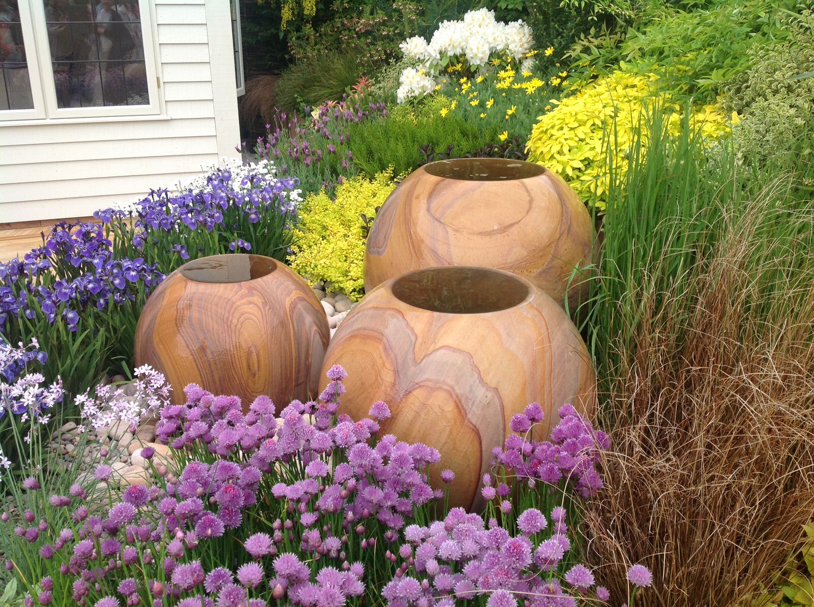 Foras round sandstone planters-1.jpg