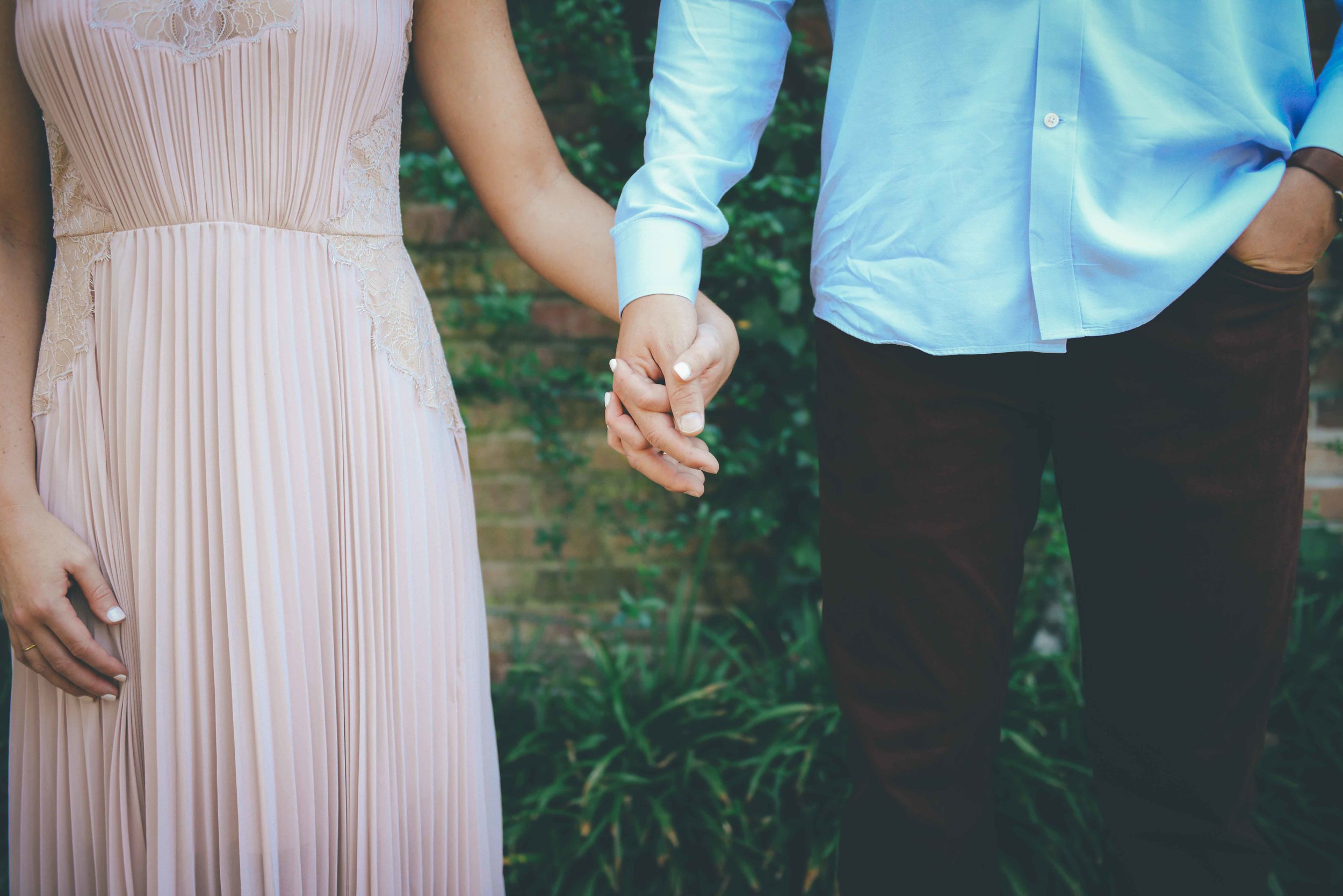 engagement photos holding hands