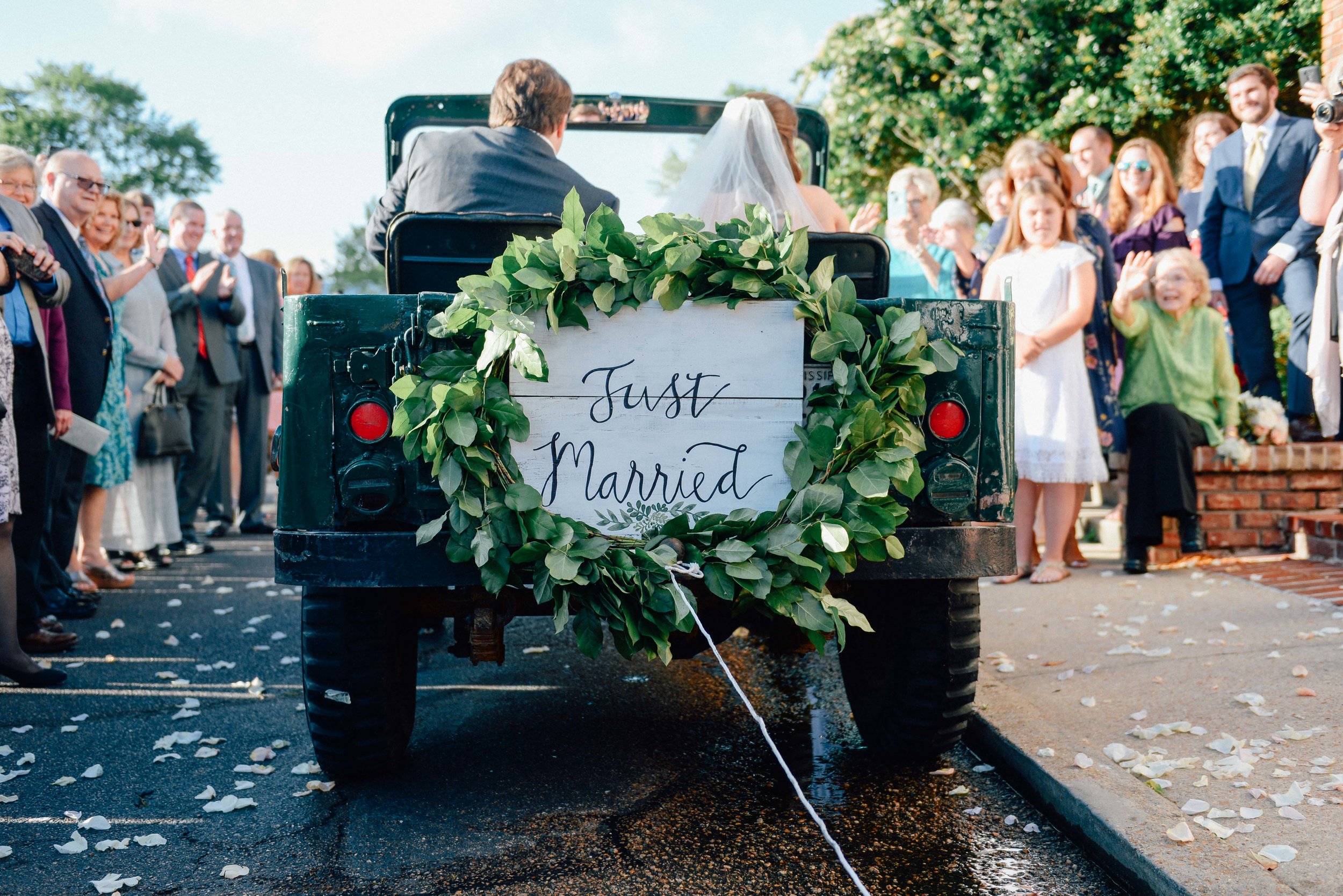 just married sign on back of jeep