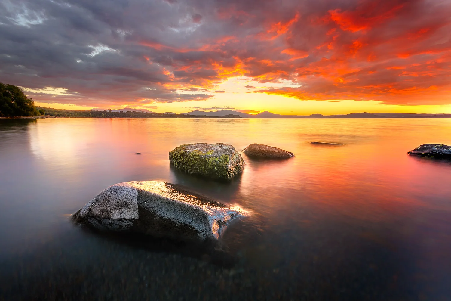 Sunset over Lake Taupo - 10mm | 3 exposures @ 5, 1.3 and 0.3 sec | f16 | ISO100