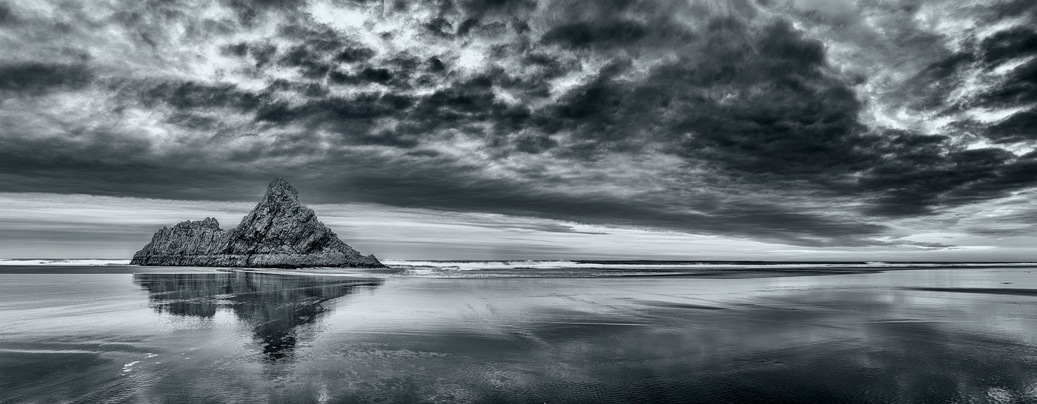 Karekare Beach panorama | 3 image stitch | 24mm | 1.6 sec | f8.0 | ISO100