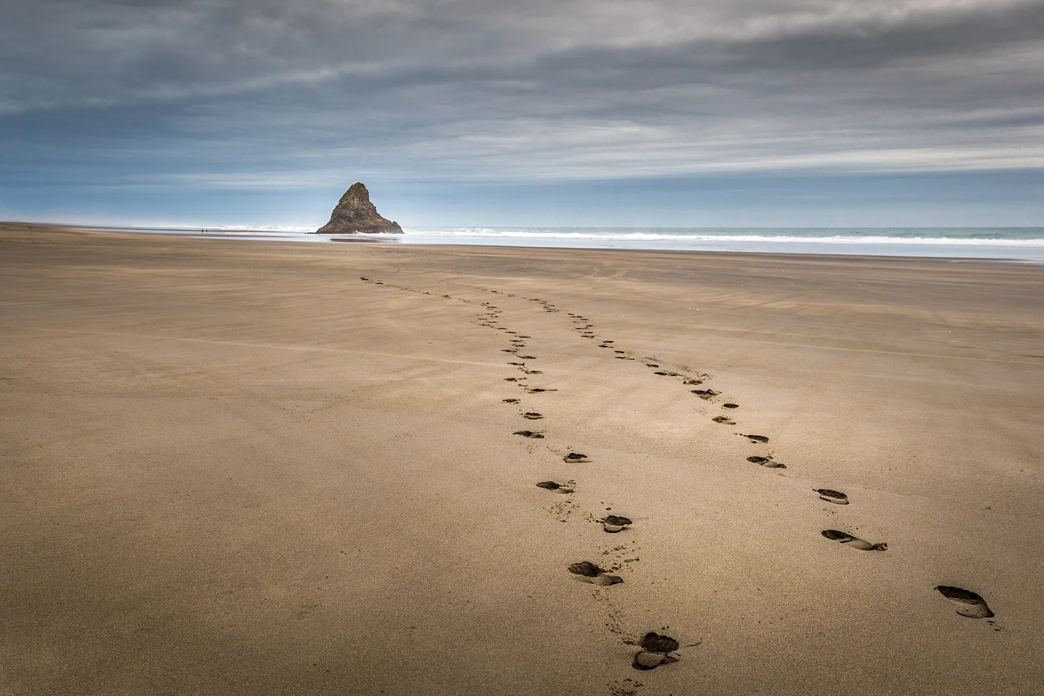Karekare footsteps | 33mm | 1/6 sec | f11 | ISO100