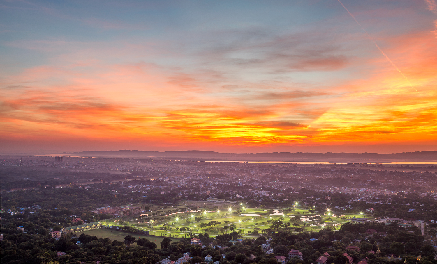 Sunset from Mandalay Hill | 32mm | 2x exposures @ 0.3 & 0.6 sec | f8.0 | ISO100