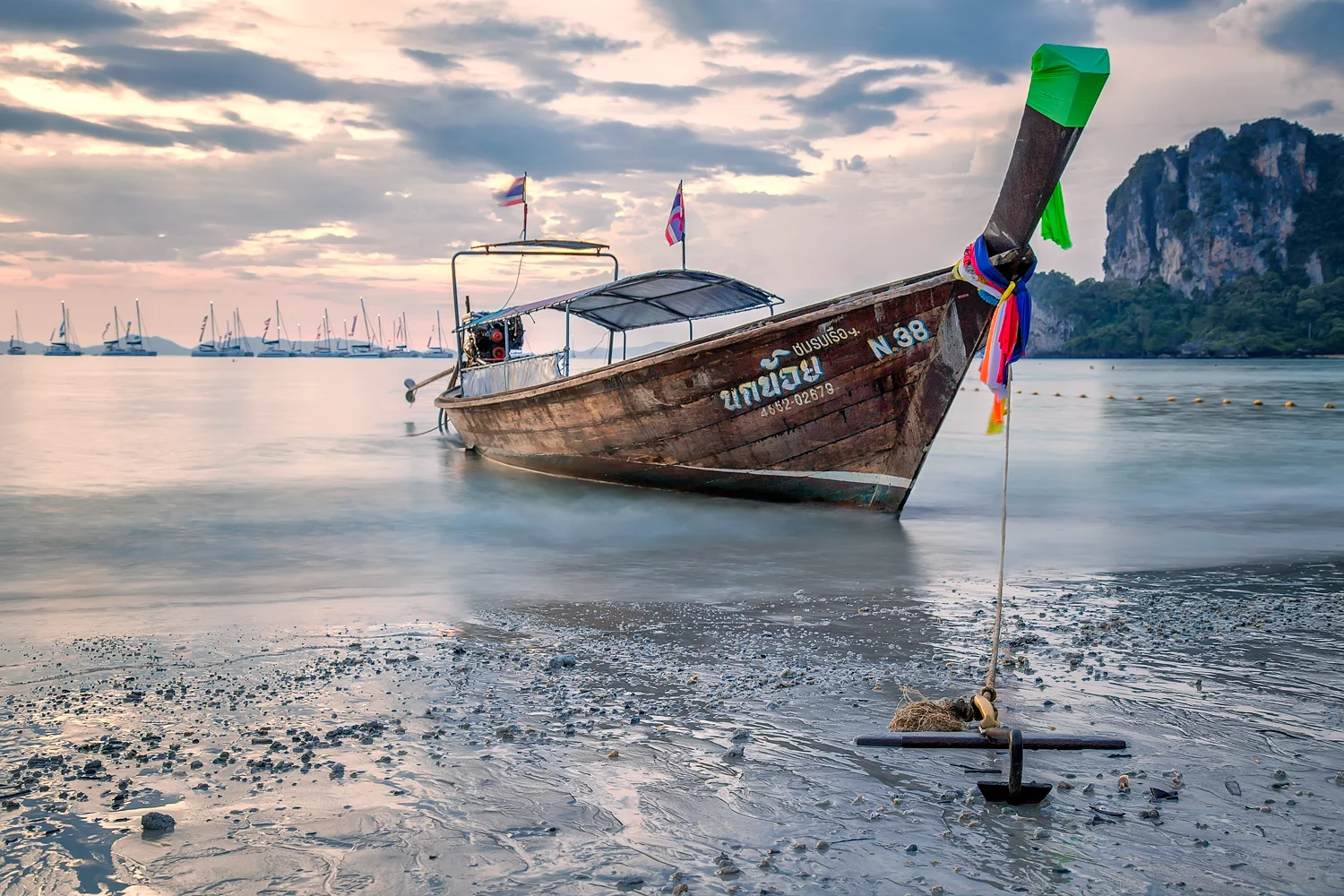 Longtail boat at dusk | 45mm | 2 exposures @ 0.6 & 2.5 sec | f8.0 | ISO200