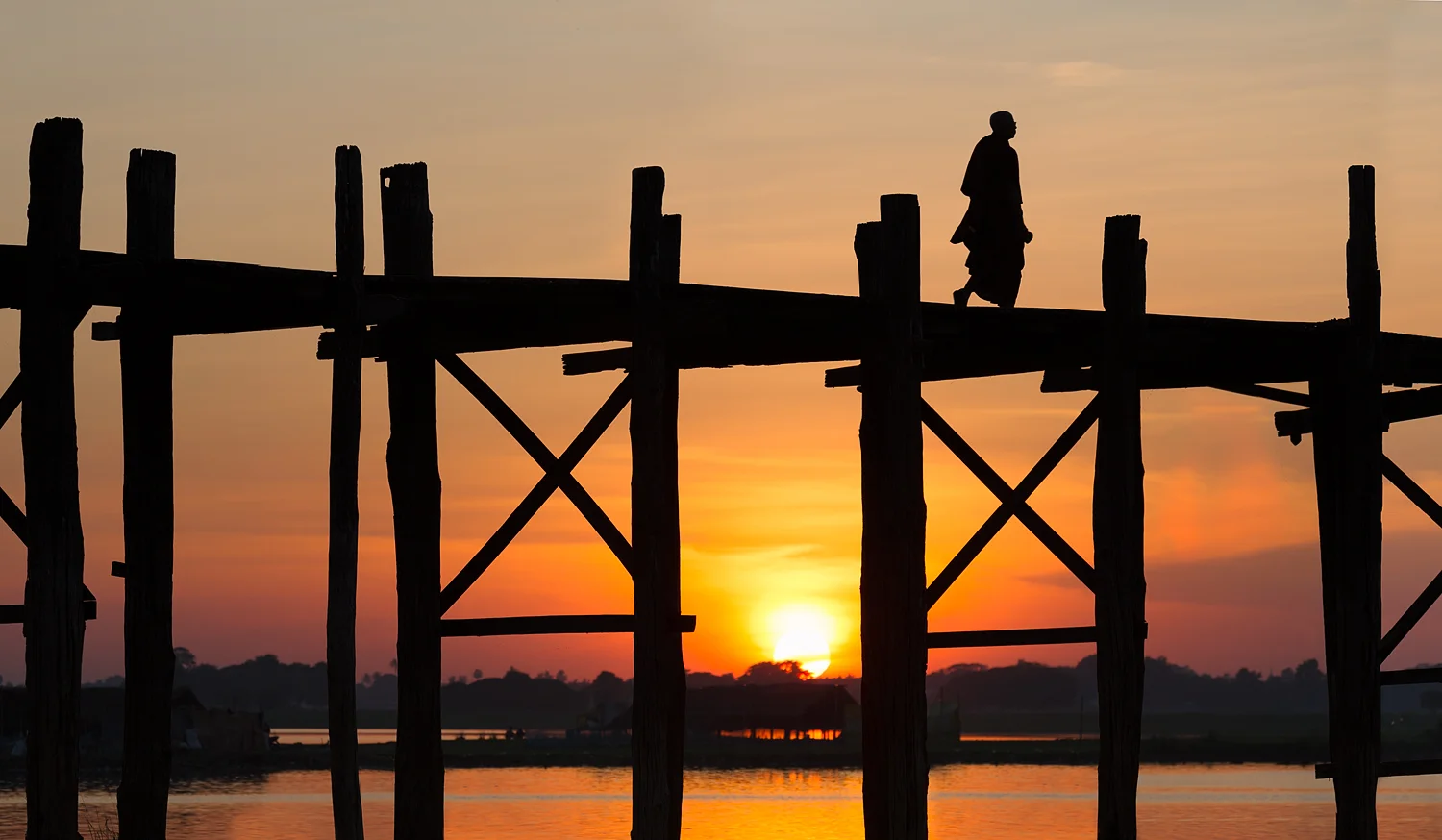 Crossing the U Bein Bridge | 150mm | 1/250th sec | f7.1 | ISO 100